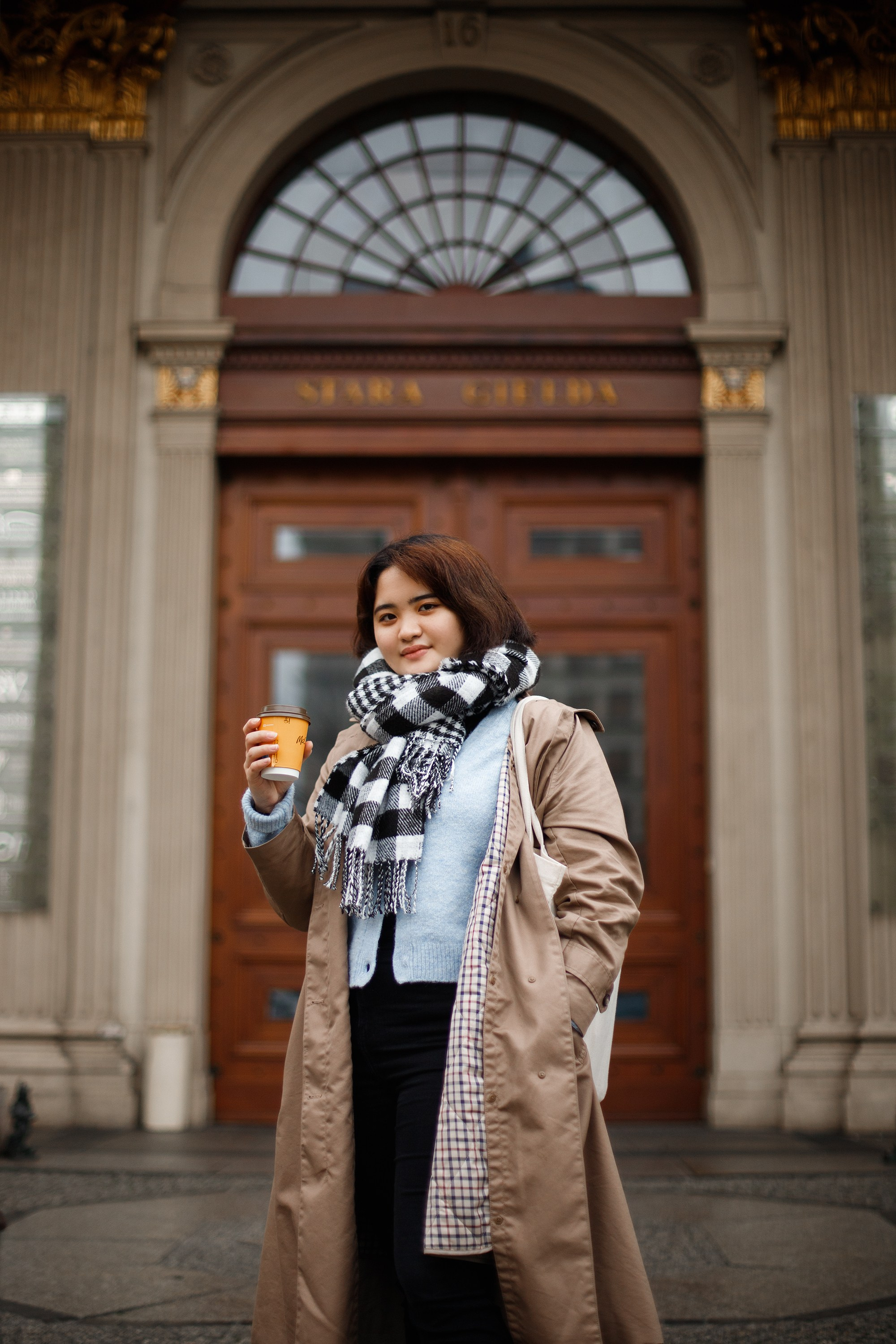 Misaki at christmas market. Kaja | fotograf psów we Wrocławiu
