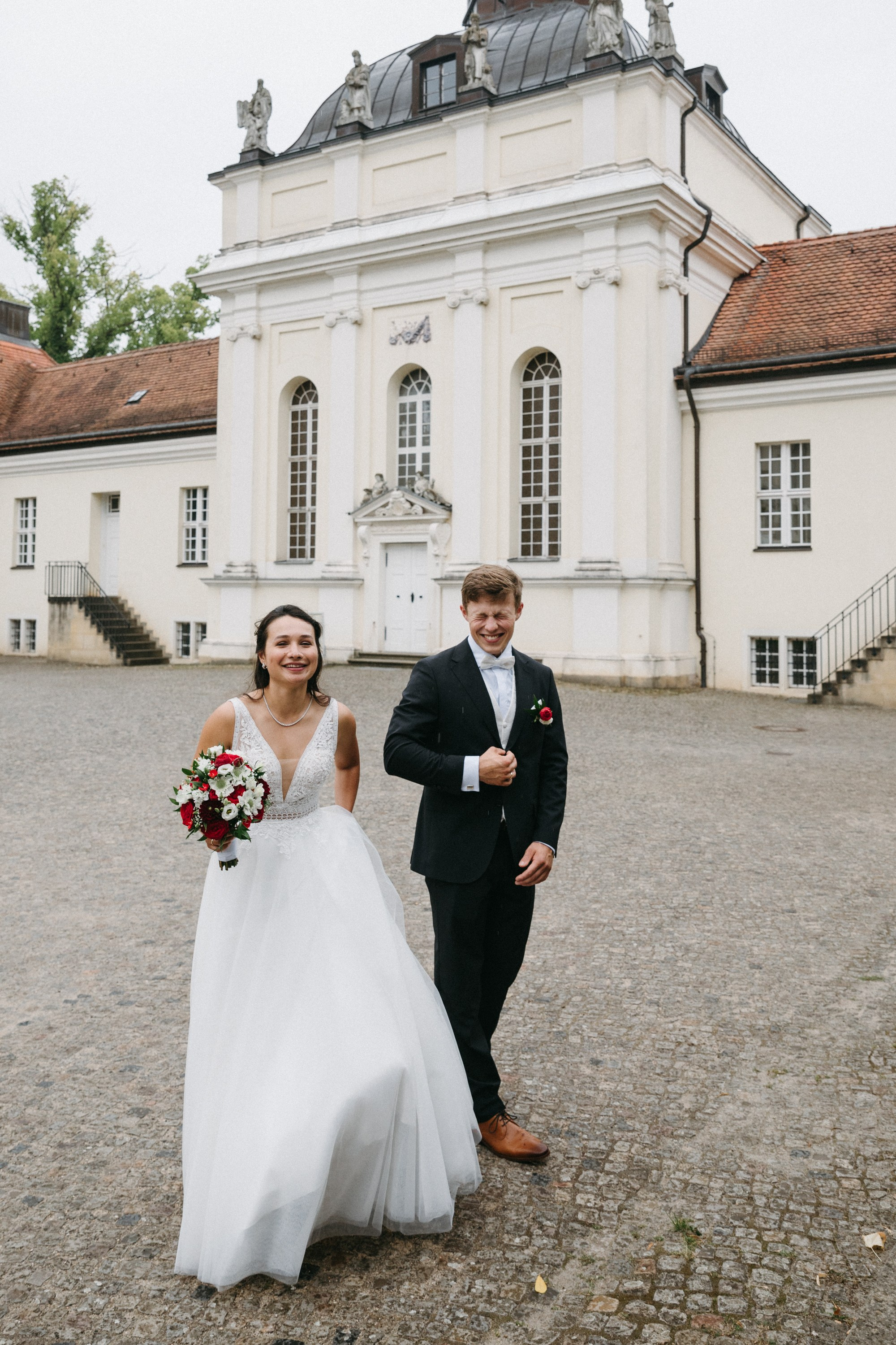 Lächelndes Brautpaar nach der Trauung im Schloss Köpenick