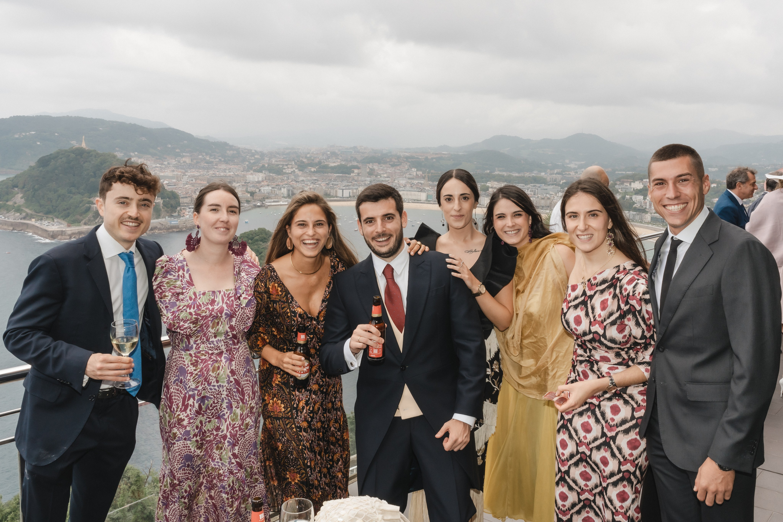 Elegancia y alegría familiar. Boda de Andrés y Lucía en San Sebastián. Holigood foto y video reportaje de bodas en San Sebastián y Europa