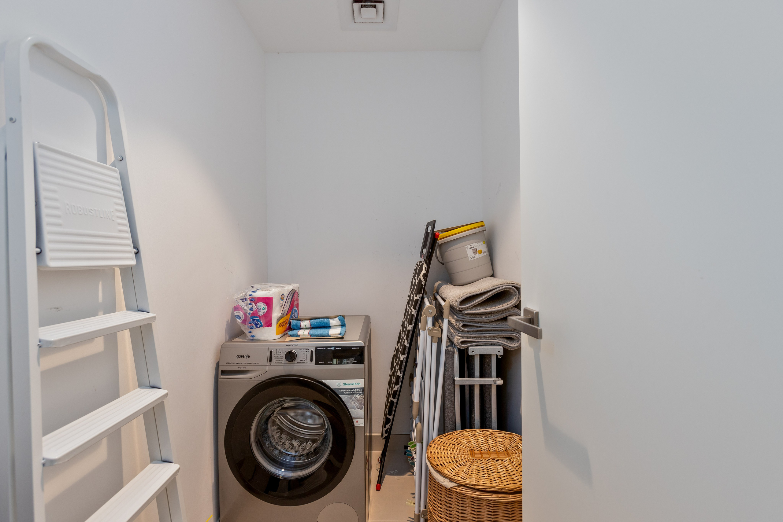 Le Pont 1 — 1BR. Samy Mar Boy │Portrait, Automotive and Real Estate Photographer