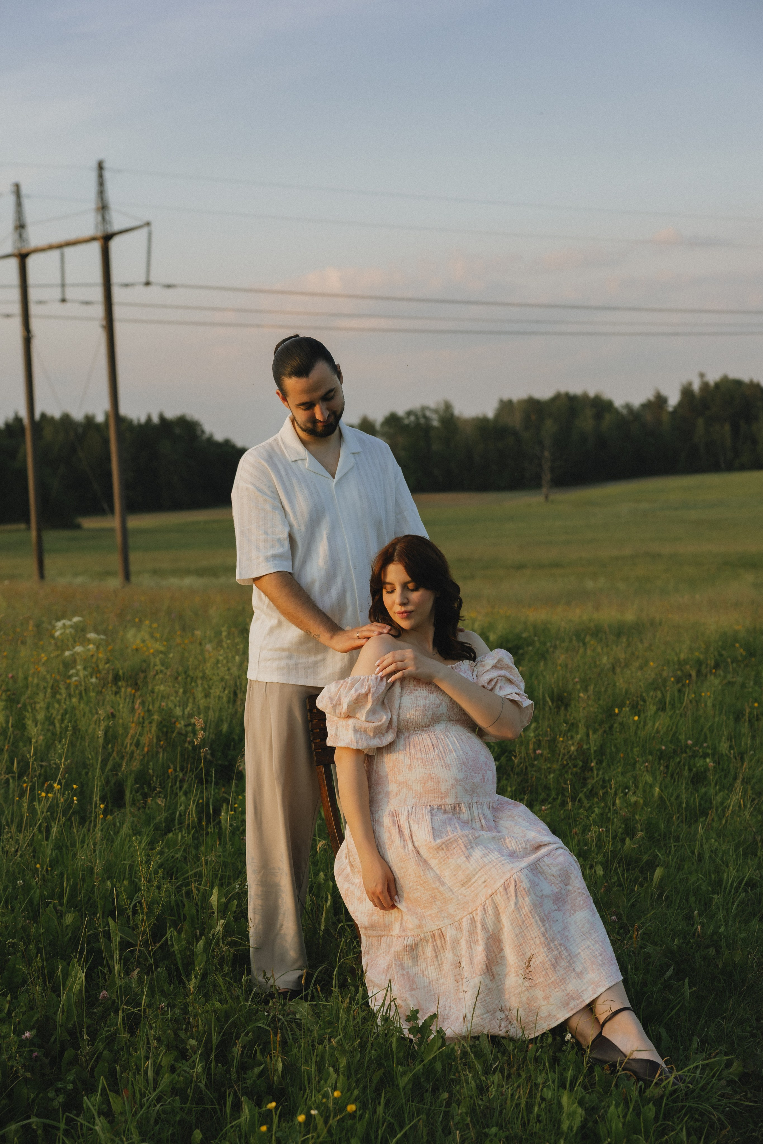 Lera & Maksim | laukimo fotosesija pievoje saulei besileidžiant. Vestuvių ir šeimų fotografė Lena Bondarenko / belove photo