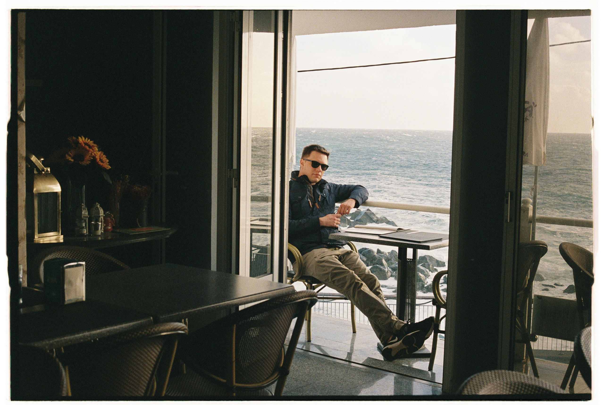 Balcony with a view of the Atlantic. Portrait photographer in Madeira — Marina Shtukina