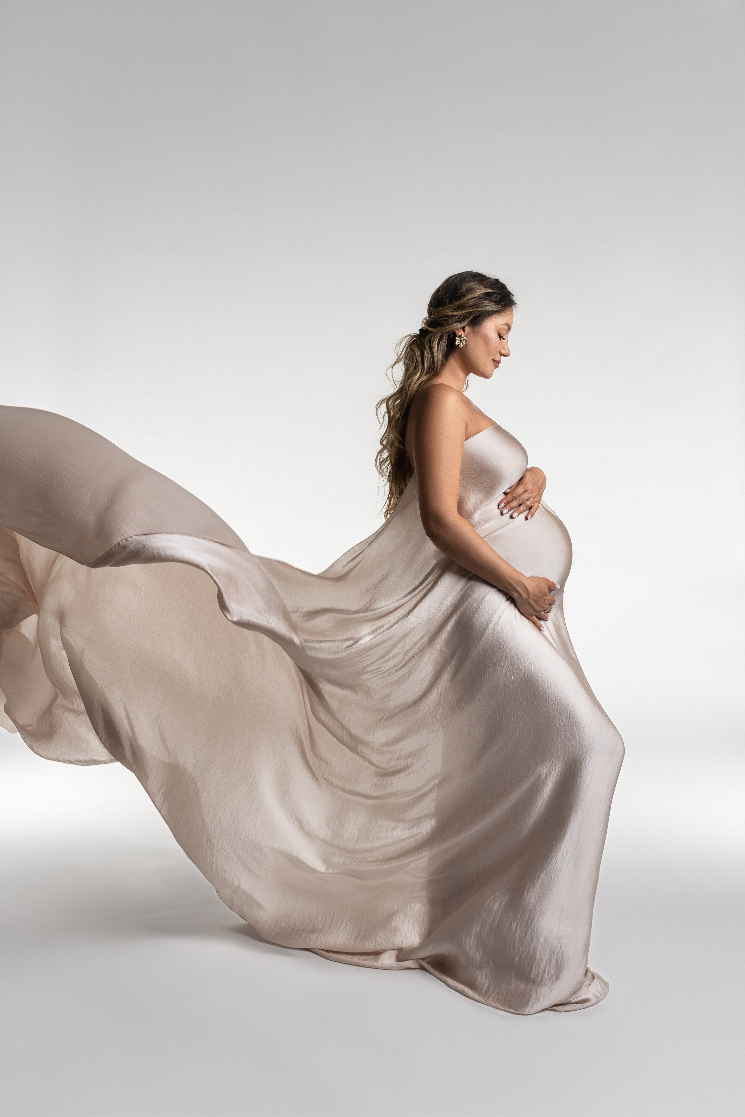 Babybauch Fotoshooting. Anna, Fotografin aus Wien, Österreich. Ich fotografiere in folgenden Genres: Babybauch-, Familien-, Mode- und Weihnachtsfotografie