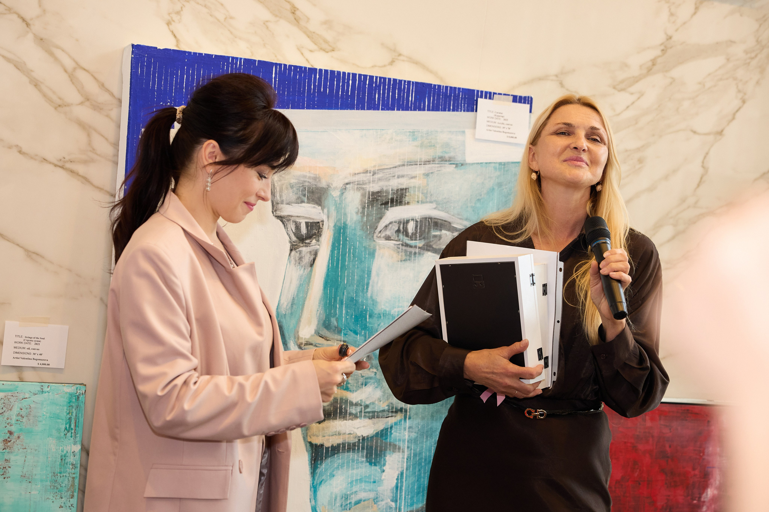 Авторская благотворительная художественная выставка Дианы Бортник. Фотограф Юлия Маковеева