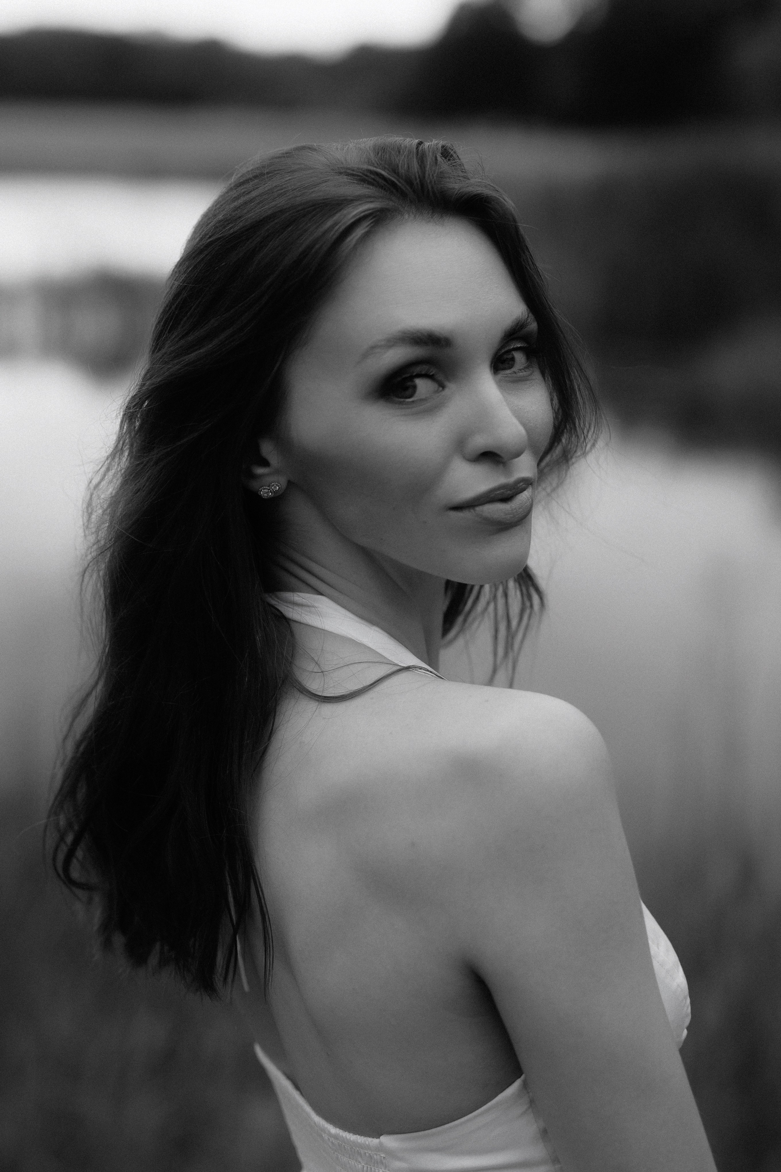 Between Rain and Light — Black & White Portrait Session in Leipzig. Кристина Кожельцова — чёрно-белая портретная фотография в Лейпциге. Германия