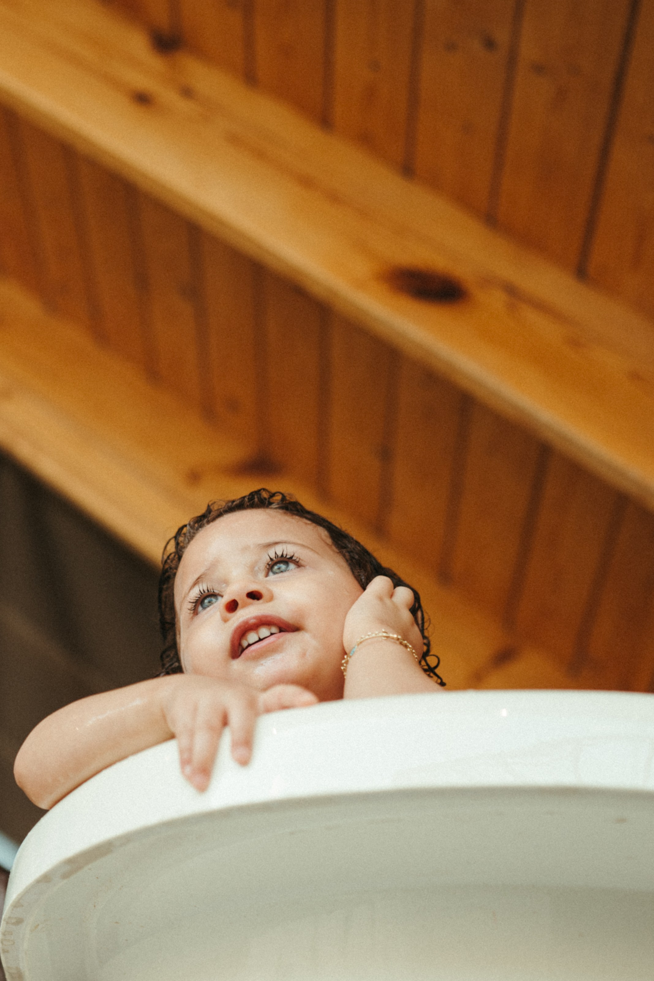 Amnah with daughters. Family photographer in Saudi Arabia
