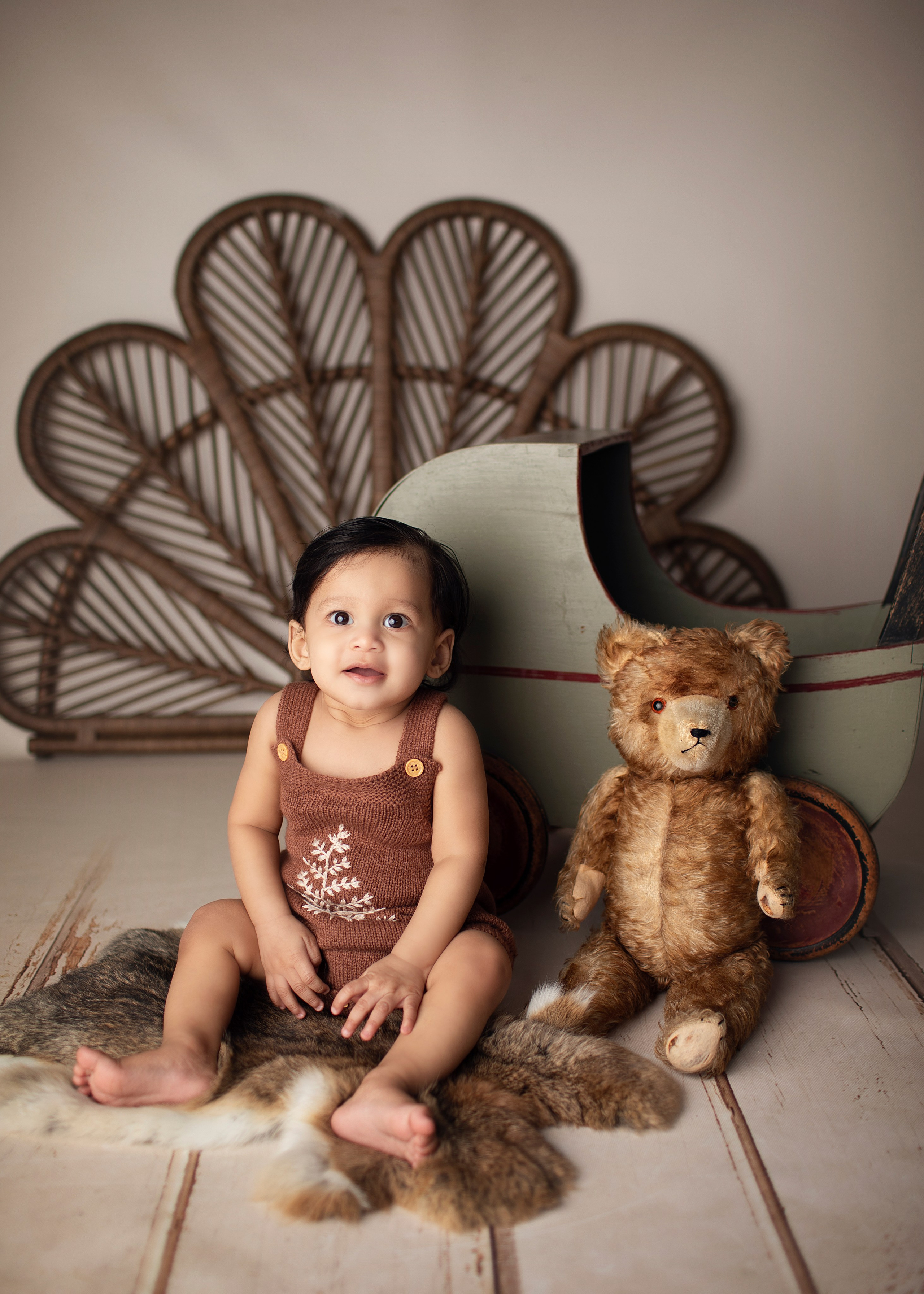 Låt vår fotostudio dokumentera er familjs speciella stunder med en fotosession som fokuserar på glädje och samhörighet.