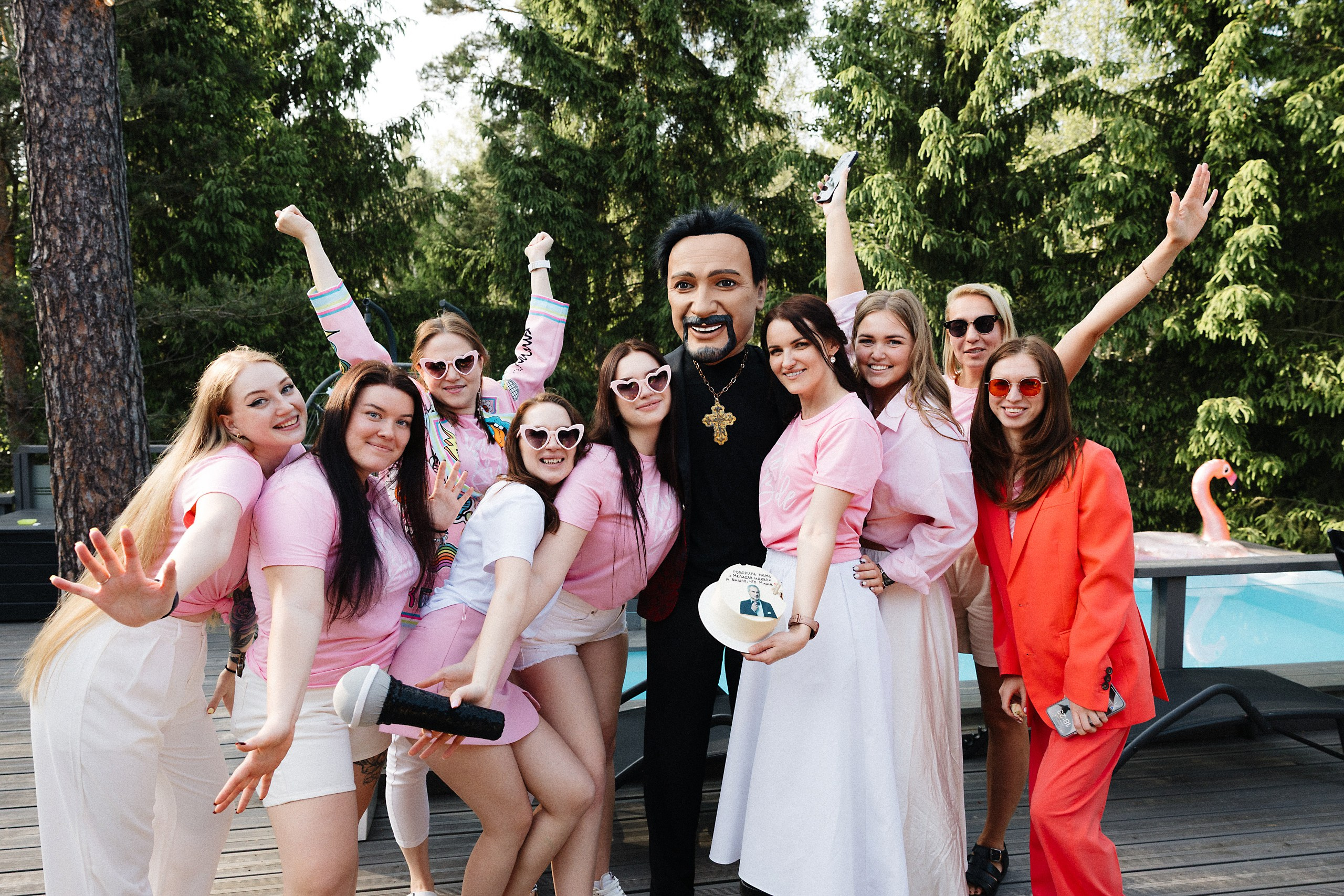 Яркая фотосессия девичника в Риге: розовые наряды и очки в форме сердца. Евгений Тимофеев | Свадебный и контент-фотограф и видеограф в Риге