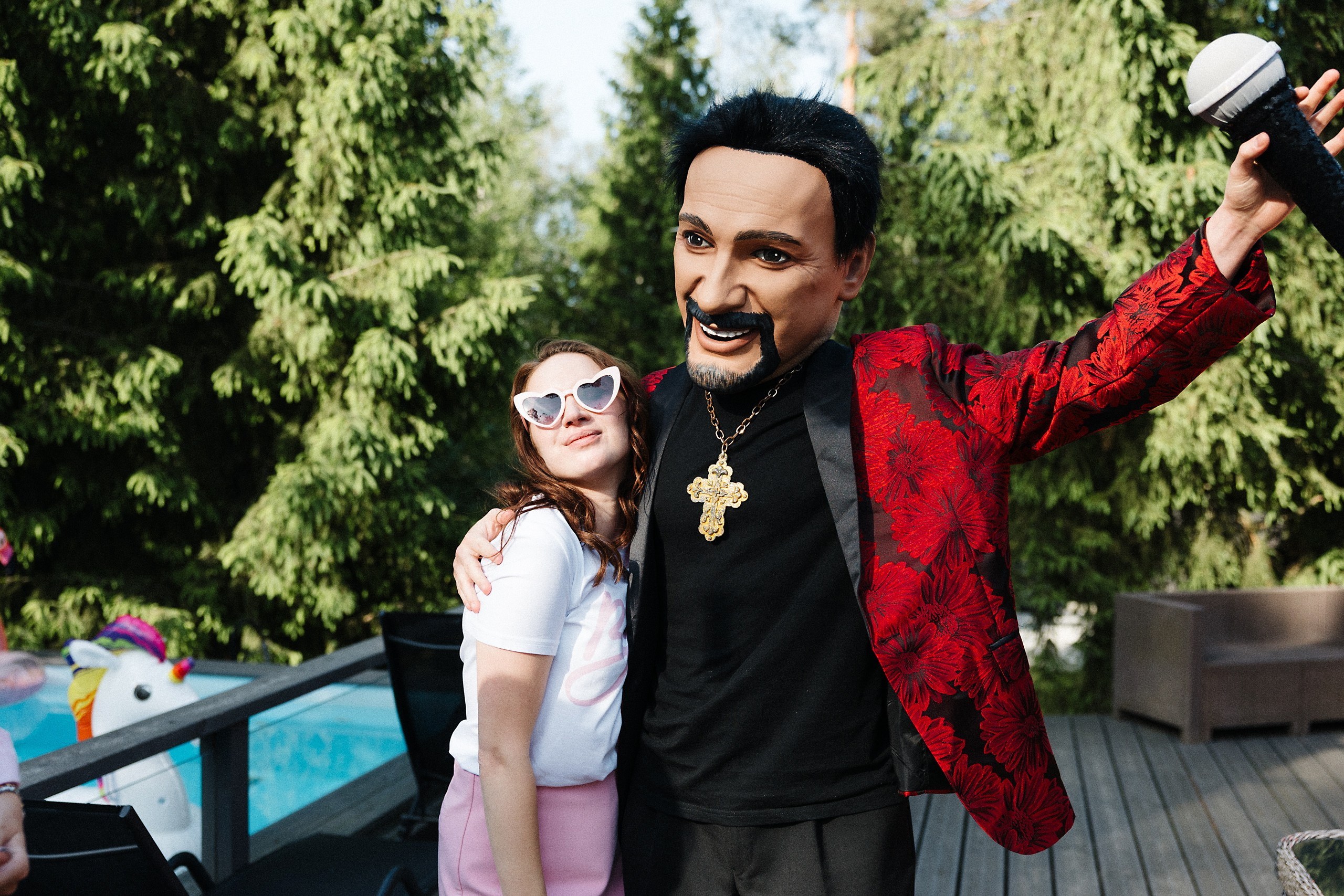 Яркая фотосессия девичника в Риге: розовые наряды и очки в форме сердца. Евгений Тимофеев | Свадебный и контент-фотограф и видеограф в Риге