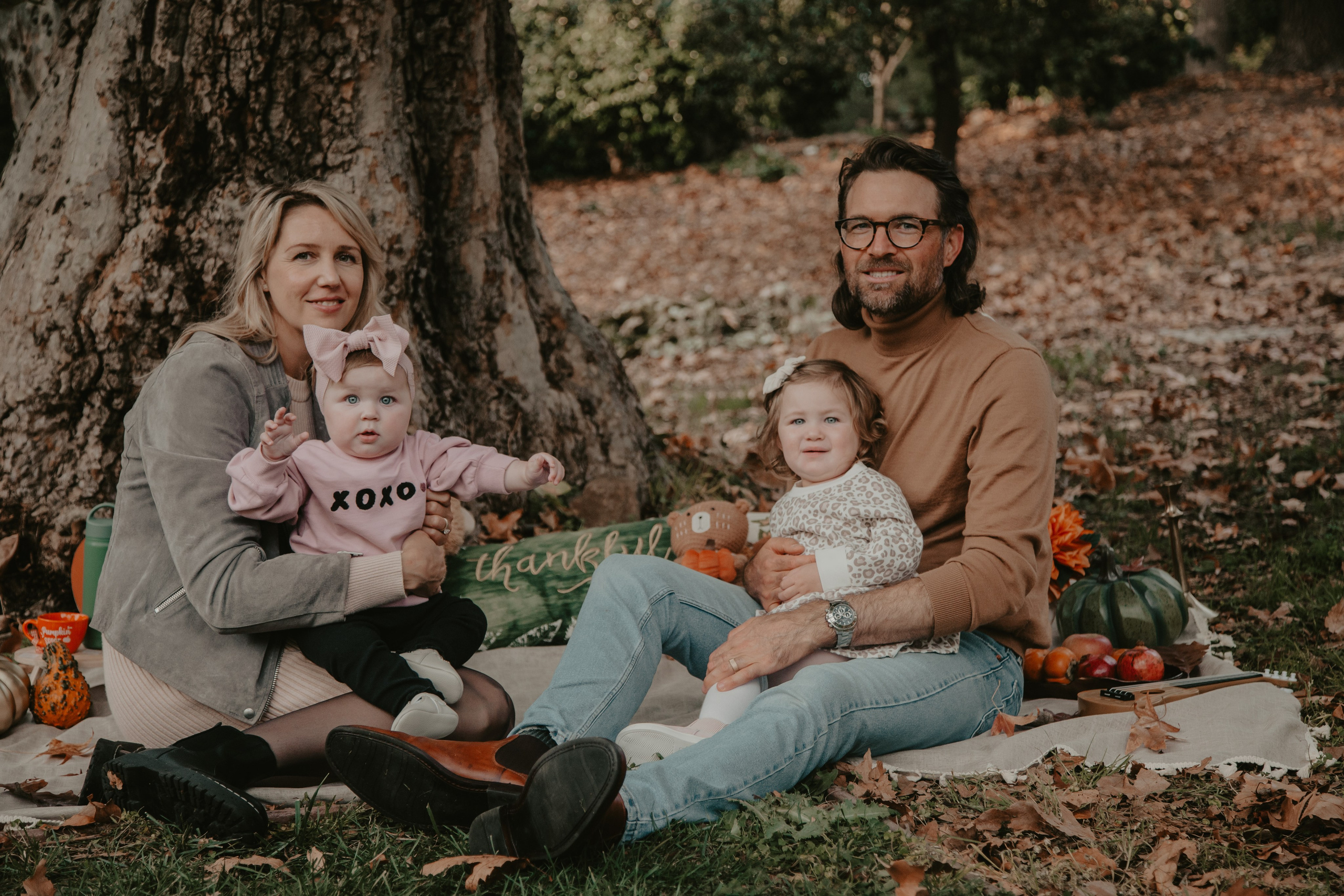 Family in nature. Family and children’s lifestyle photographer Elena Tumanova