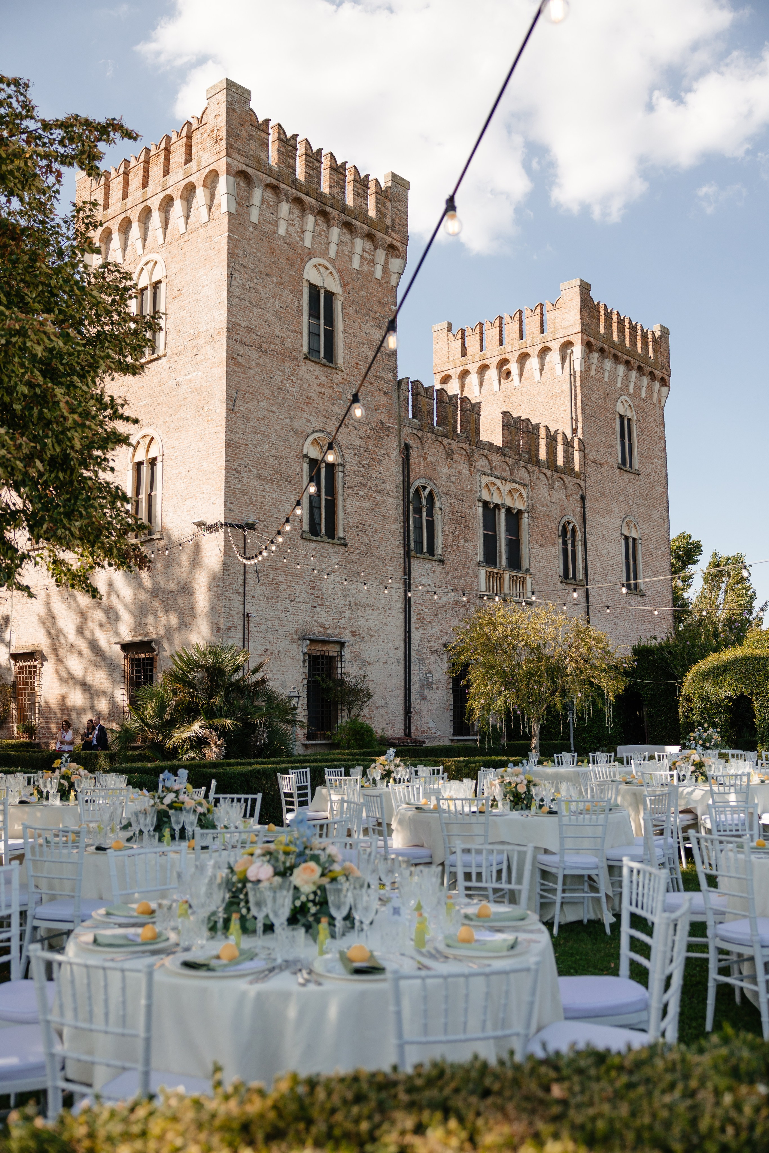 Lars & Antonia, Location: Castello Bevilacqua. Victoria Cojocaru Photography