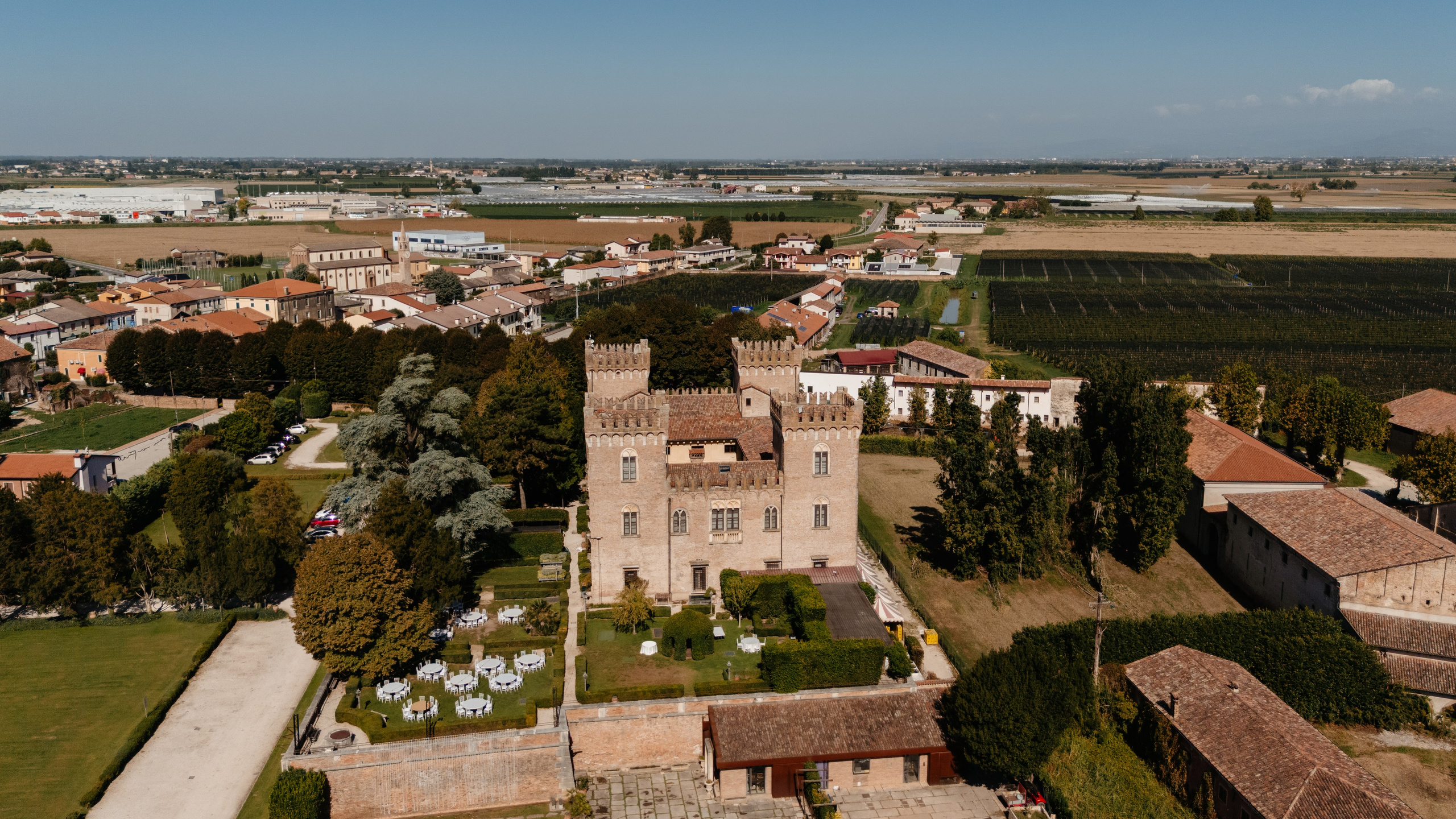Lars & Antonia, Location: Castello Bevilacqua. Victoria Cojocaru Photography