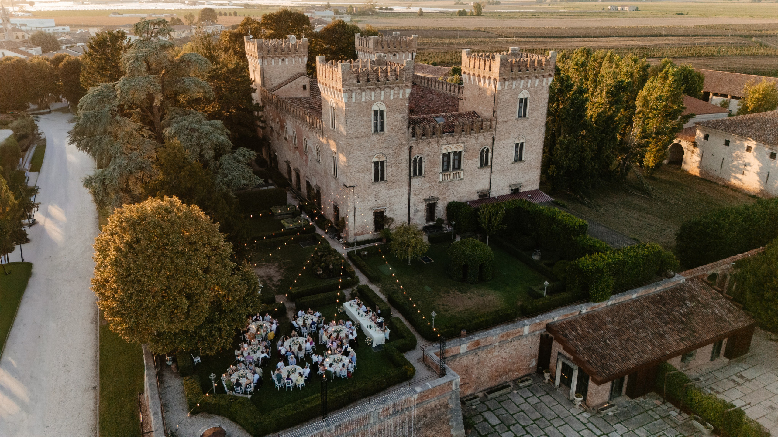 Lars & Antonia, Location: Castello Bevilacqua. Victoria Cojocaru Photography