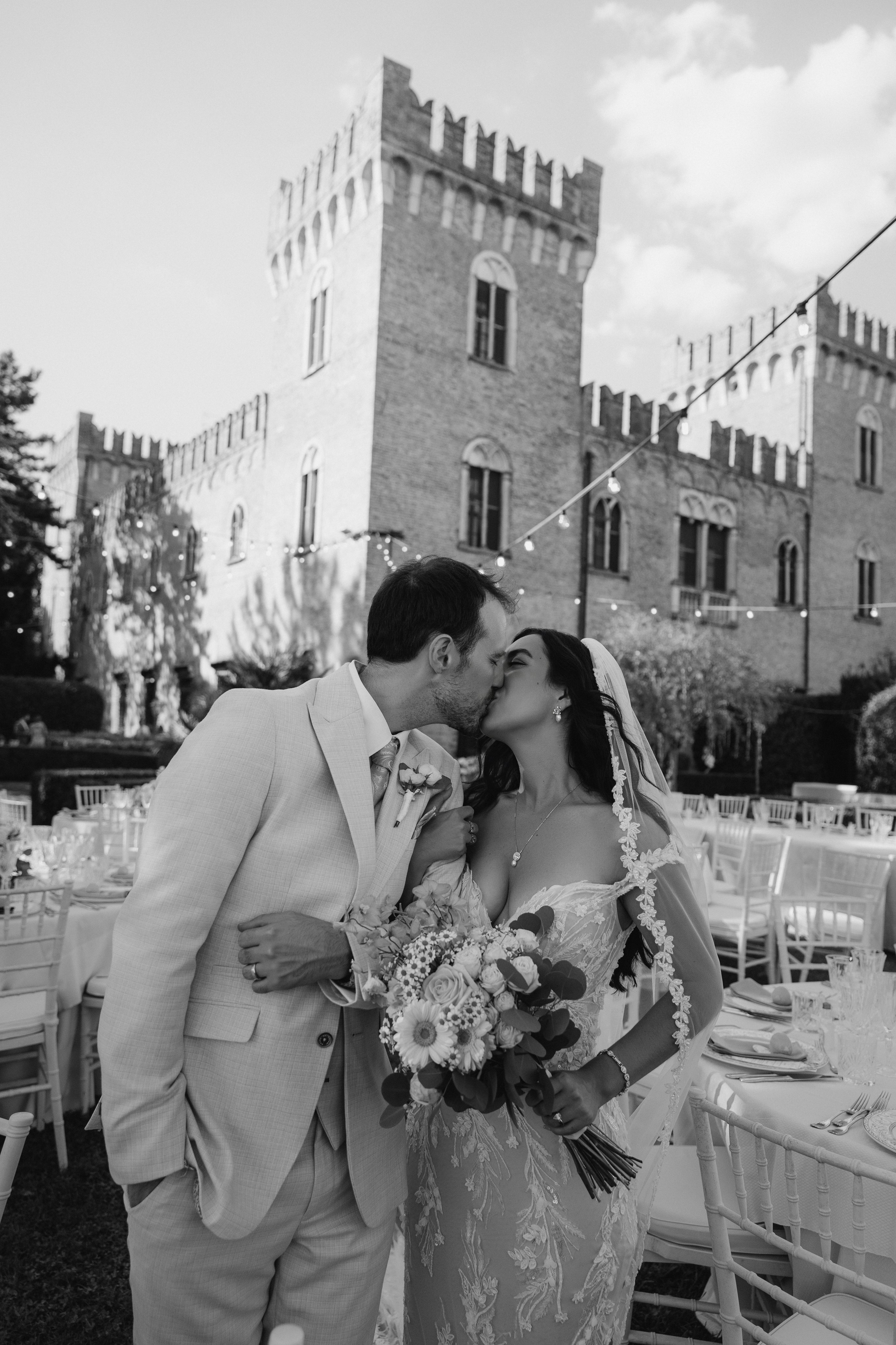 Lars & Antonia, Location: Castello Bevilacqua. Victoria Cojocaru Photography