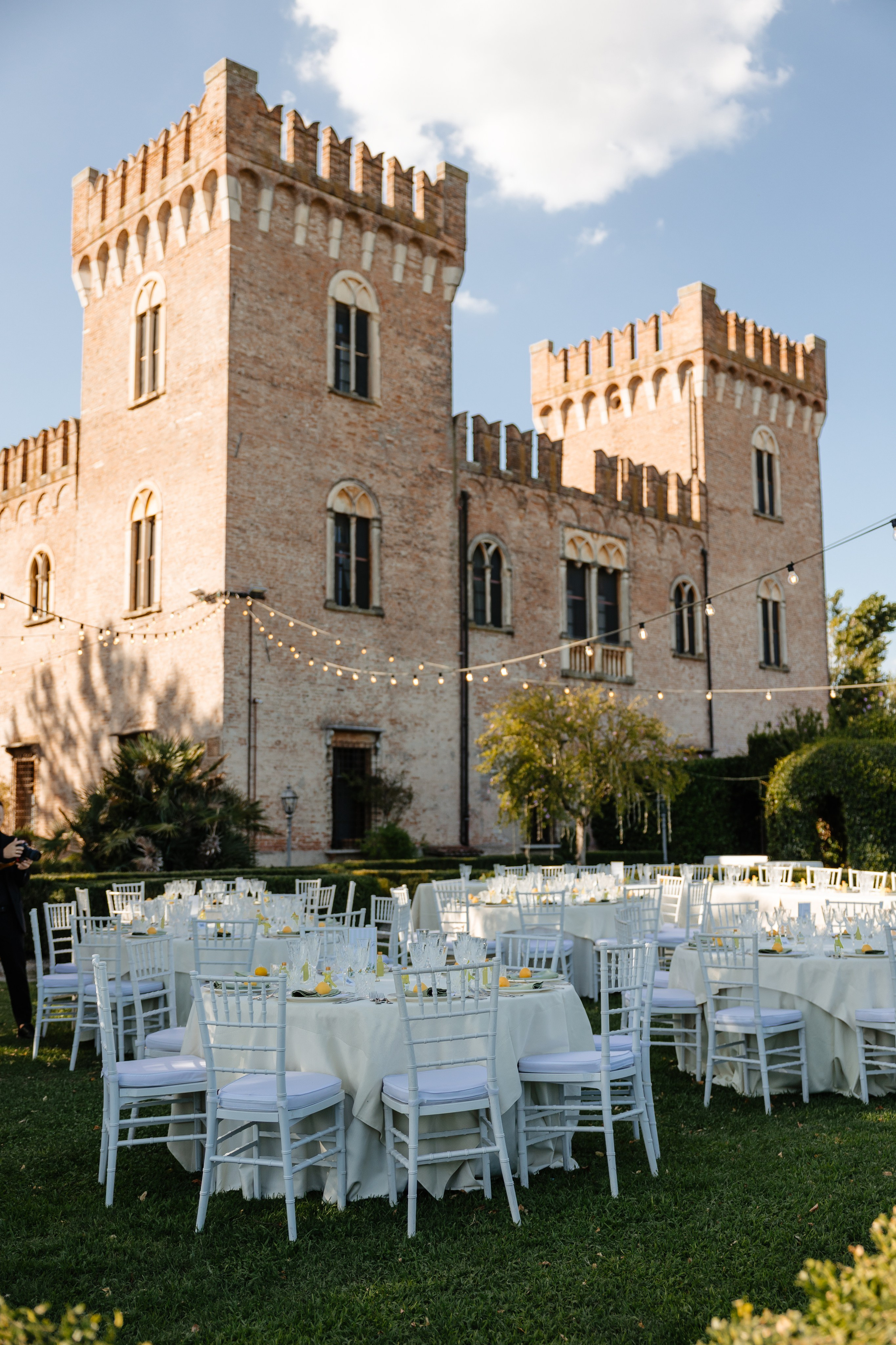 Lars & Antonia, Location: Castello Bevilacqua. Victoria Cojocaru Photography