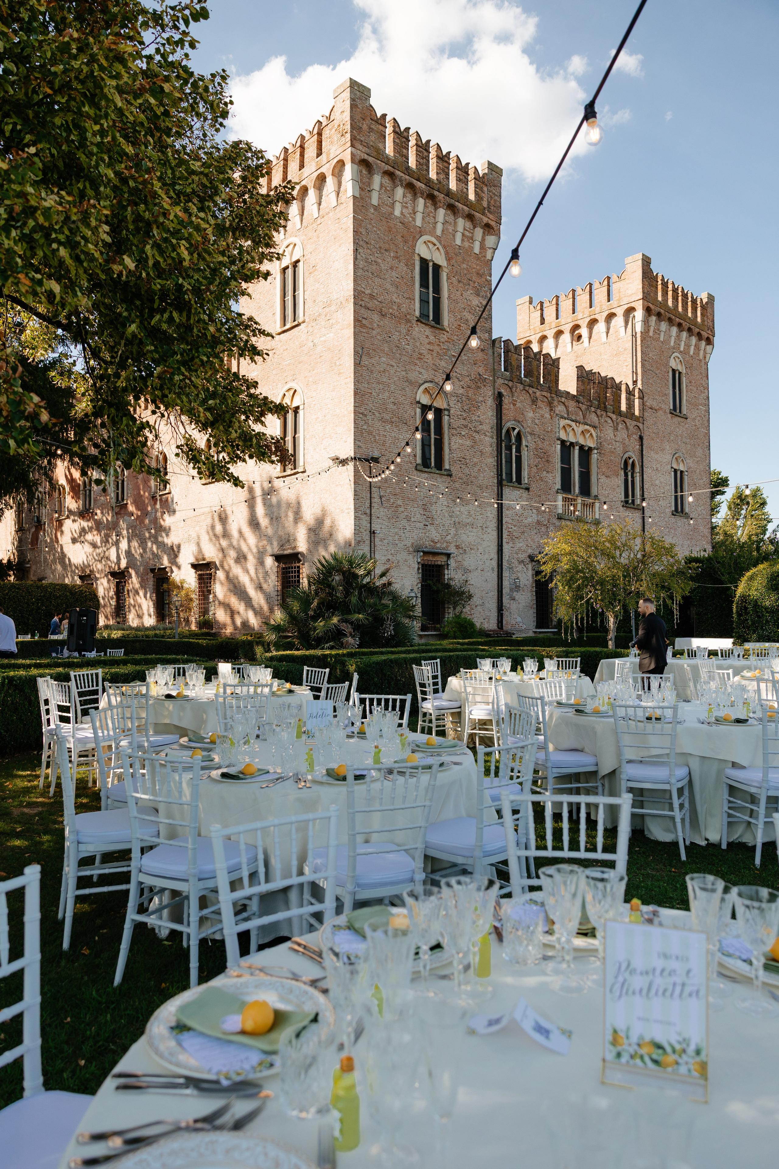 Lars & Antonia, Location: Castello Bevilacqua. Victoria Cojocaru Photography