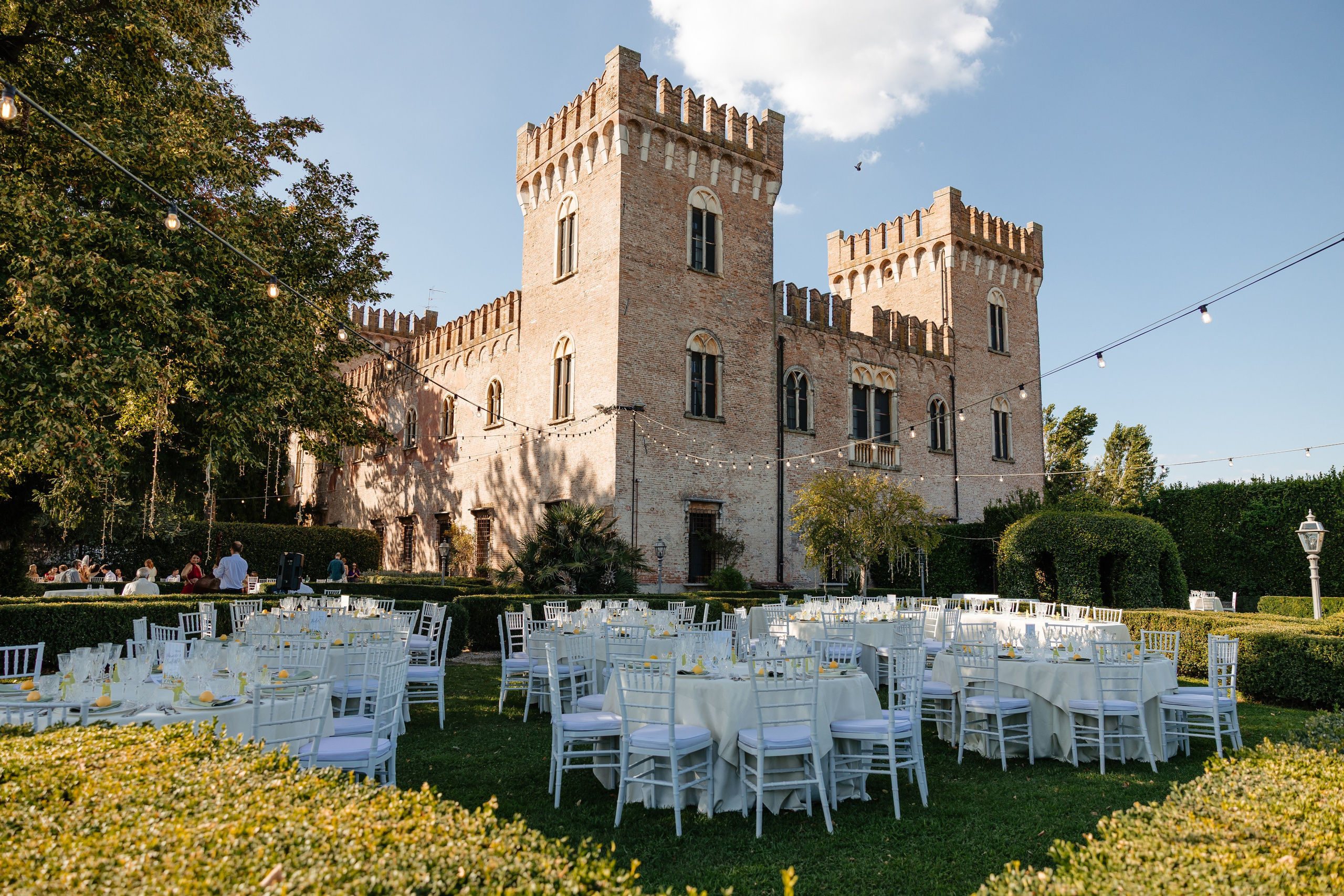 Lars & Antonia, Location: Castello Bevilacqua. Victoria Cojocaru Photography