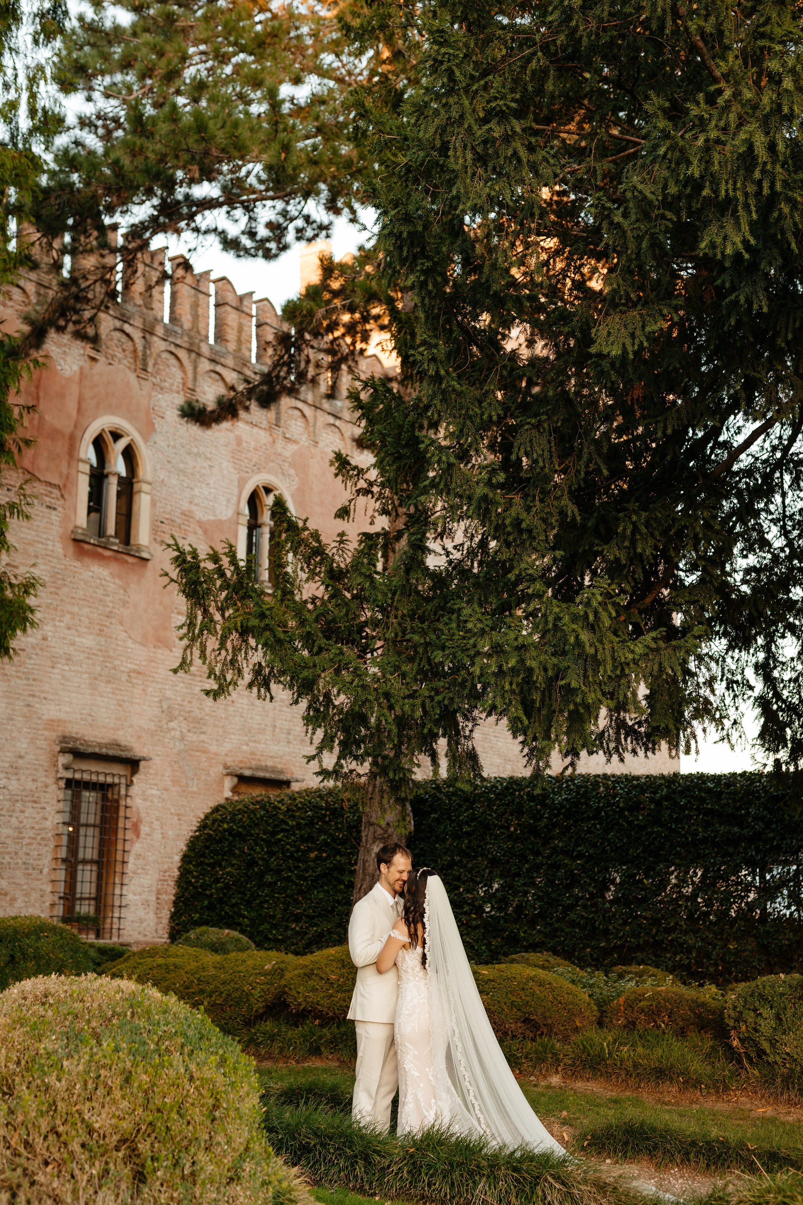 Lars & Antonia, Location: Castello Bevilacqua. Victoria Cojocaru Photography