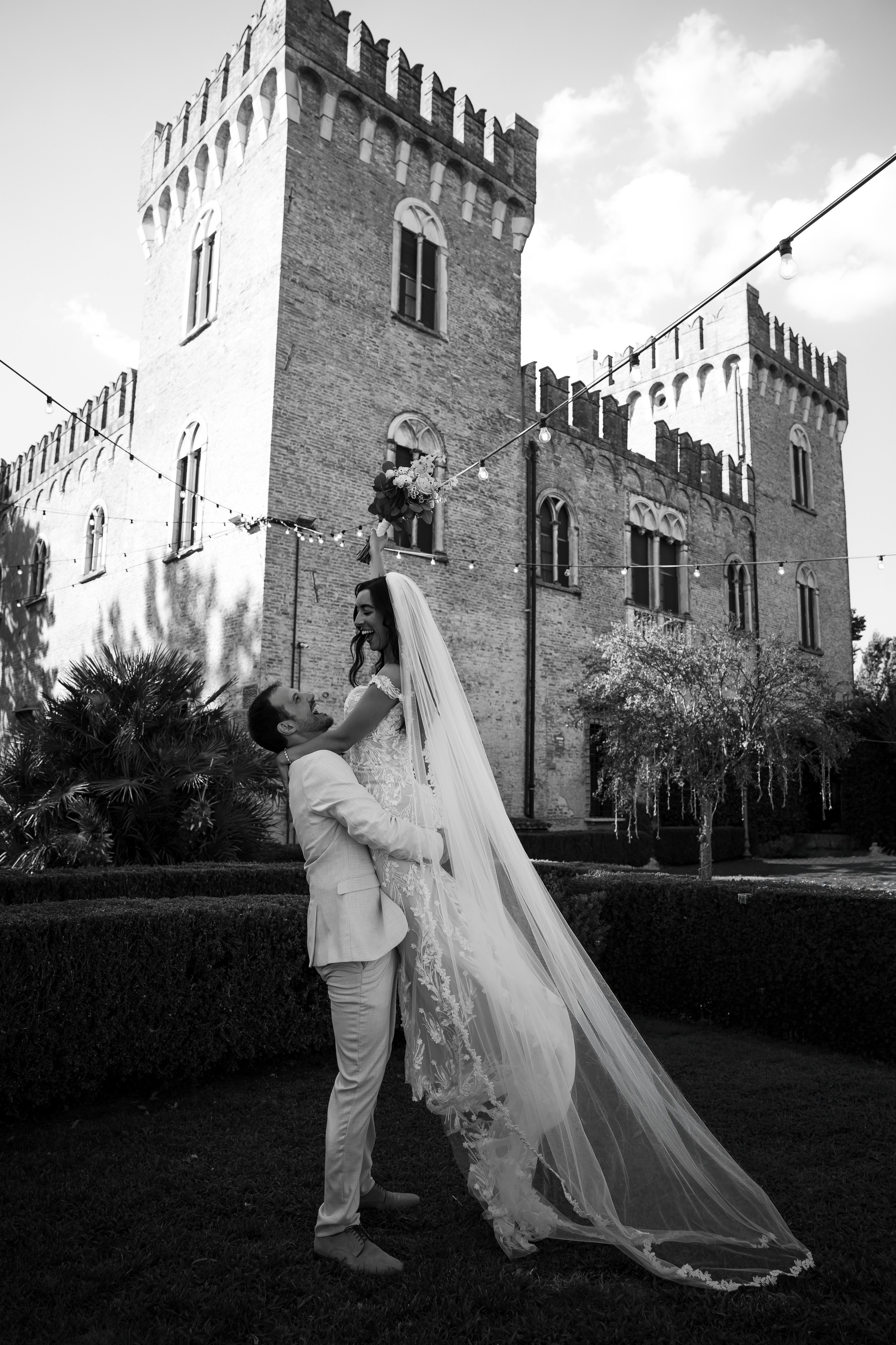 Lars & Antonia, Location: Castello Bevilacqua. Victoria Cojocaru Photography