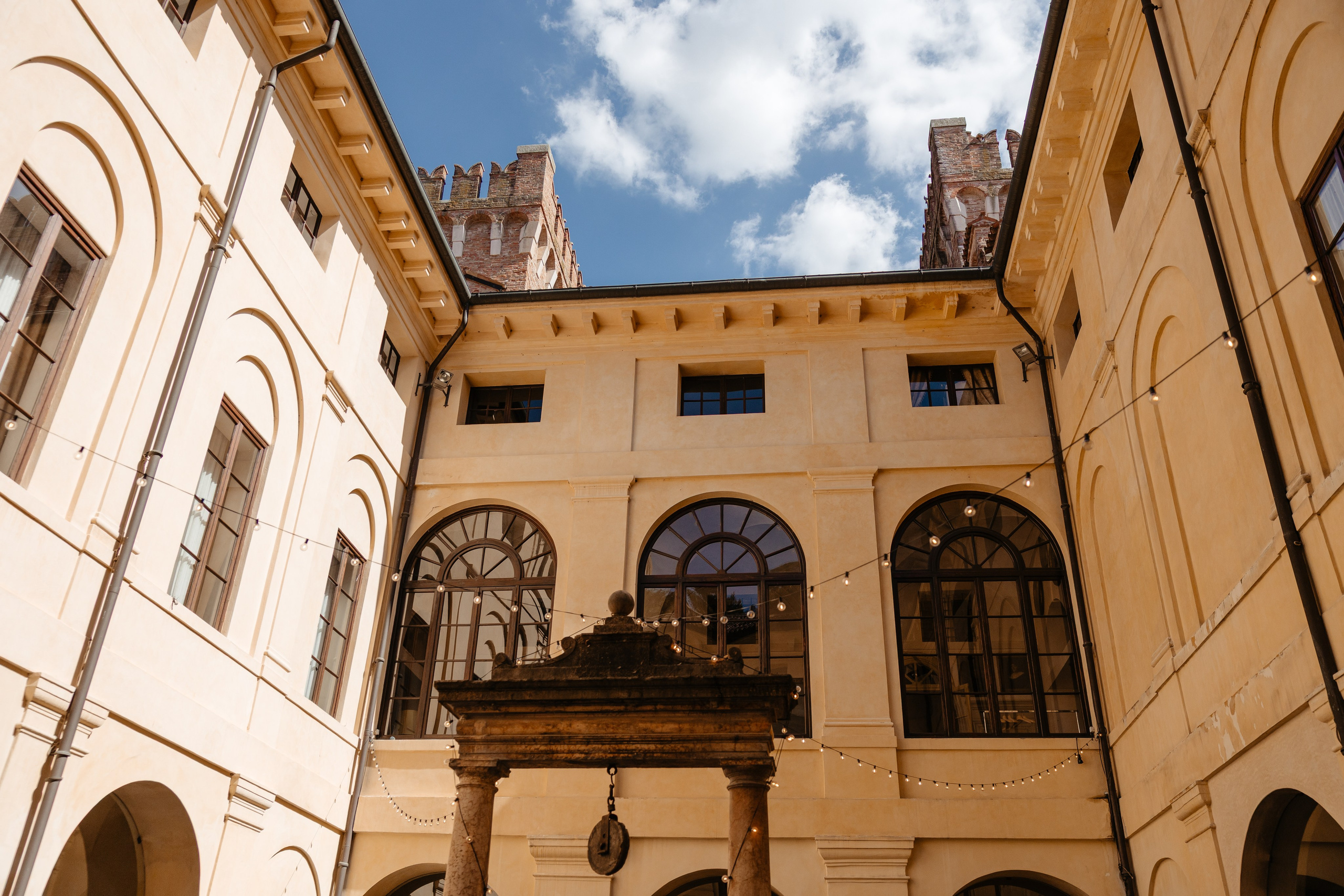 Lars & Antonia, Location: Castello Bevilacqua. Victoria Cojocaru Photography
