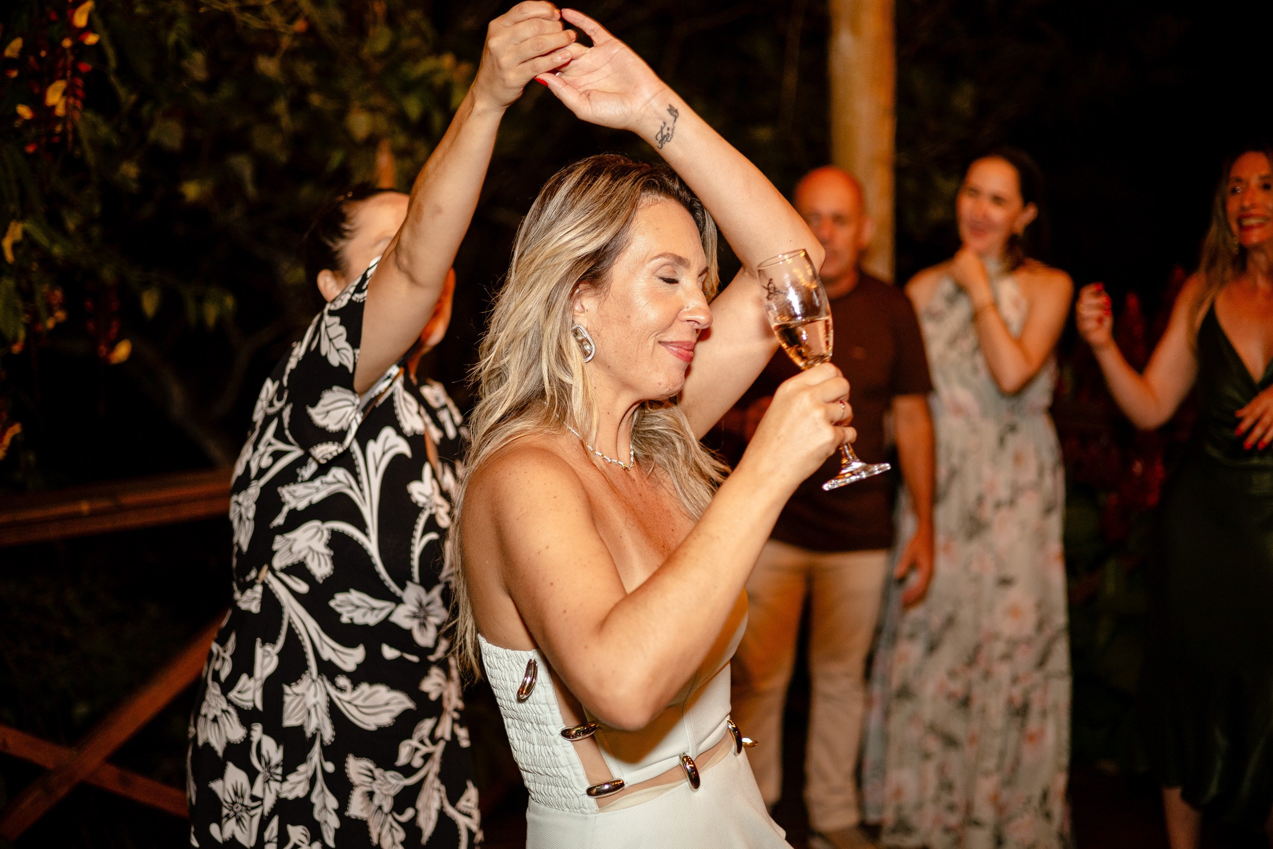 Comemoração de aniversário em uma vinícola no pôr do sol — Ivana Oleskovicz