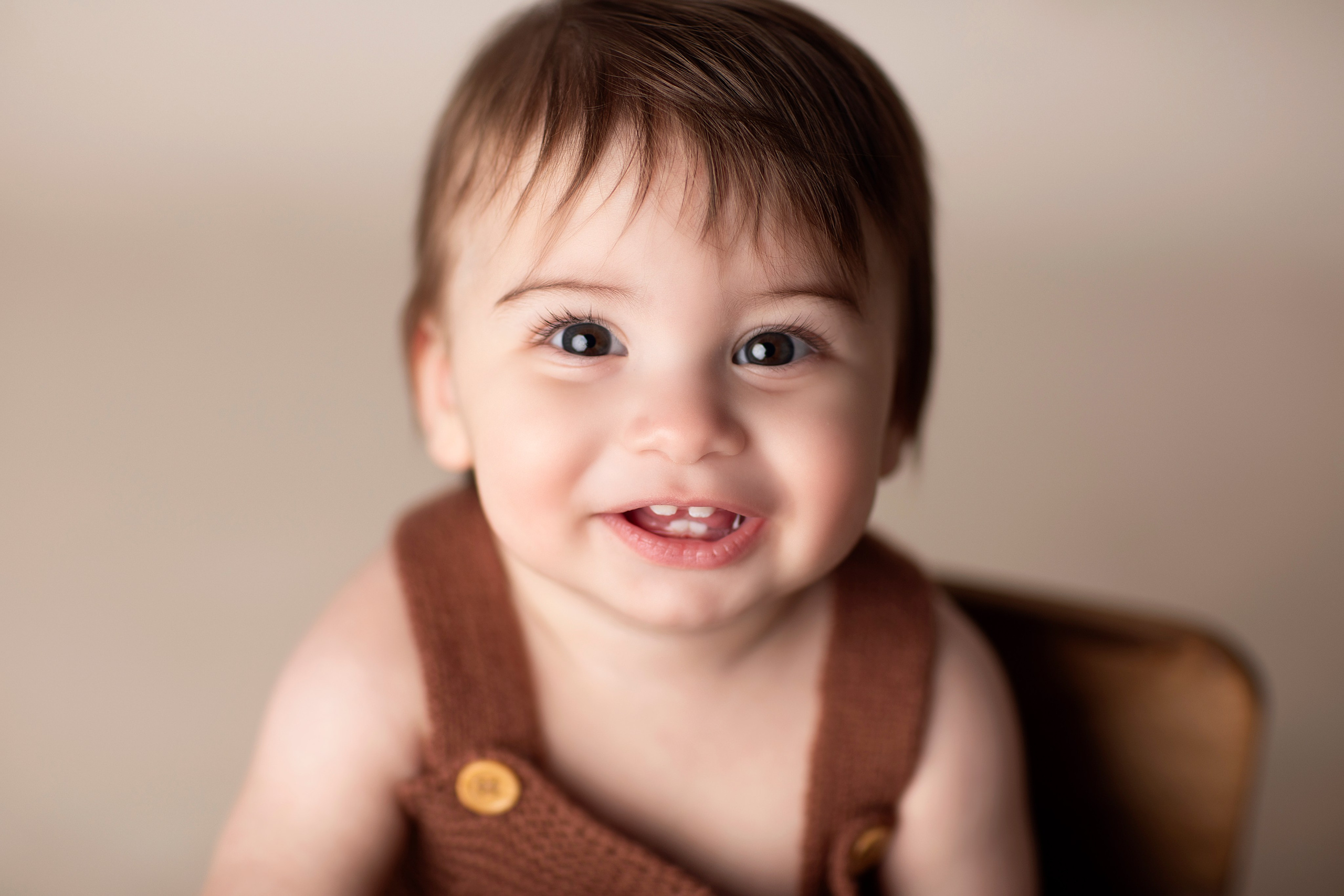 Låt vår fotostudio dokumentera er familjs speciella stunder med en fotosession som fokuserar på glädje och samhörighet.