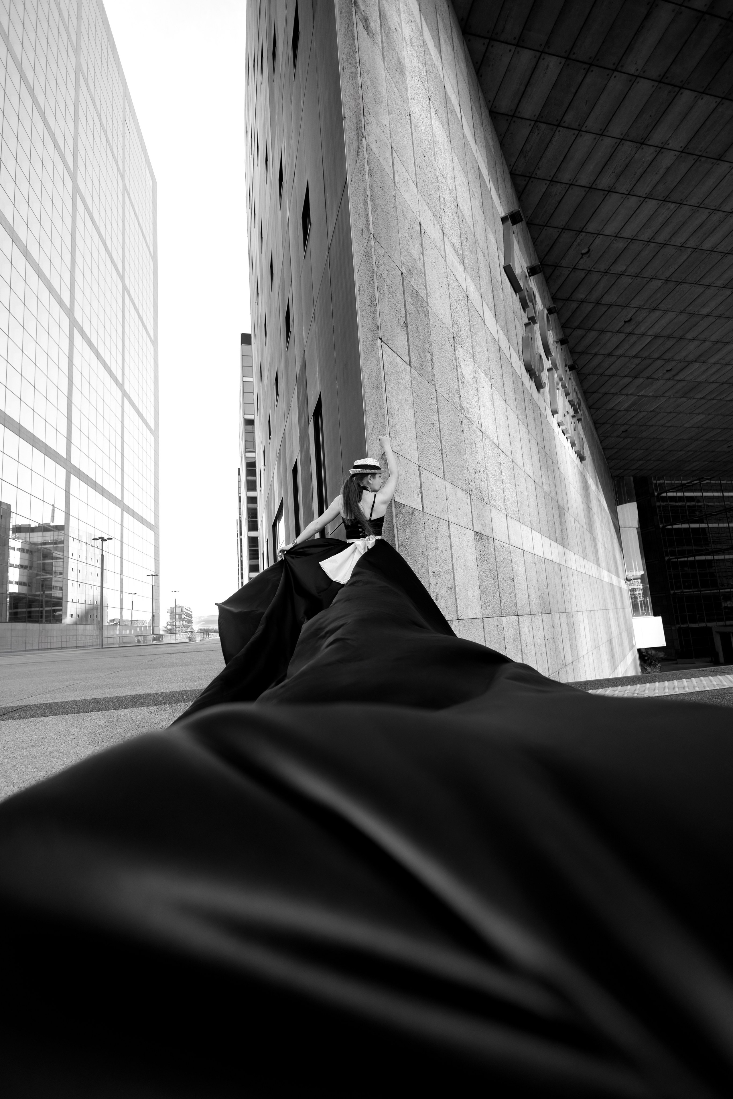 Shooting La Defence cu Lenuta. Wedding, event and family photographer in Paris, Emilian Olaru