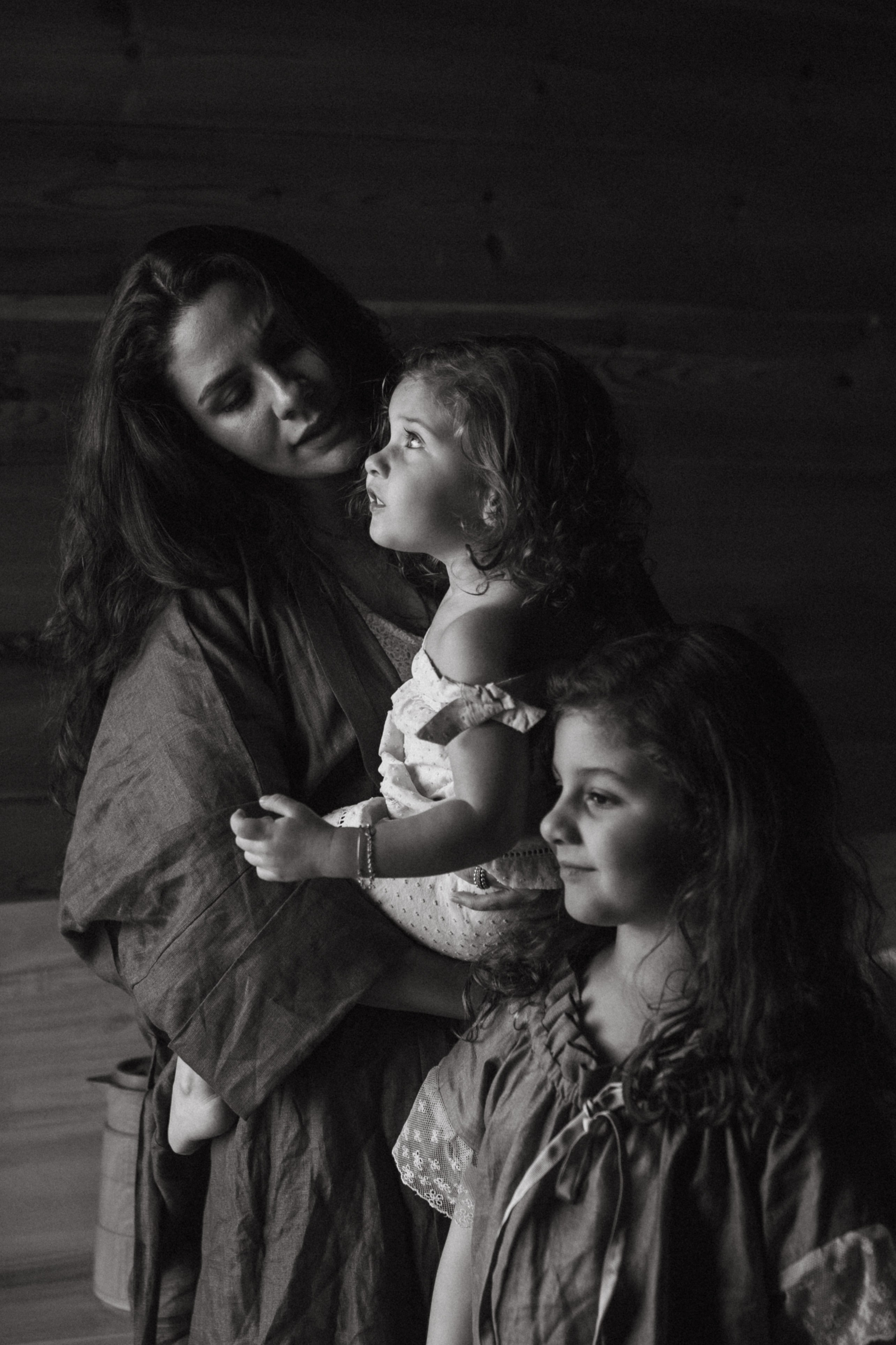 Amnah with daughters. Family photographer in Saudi Arabia
