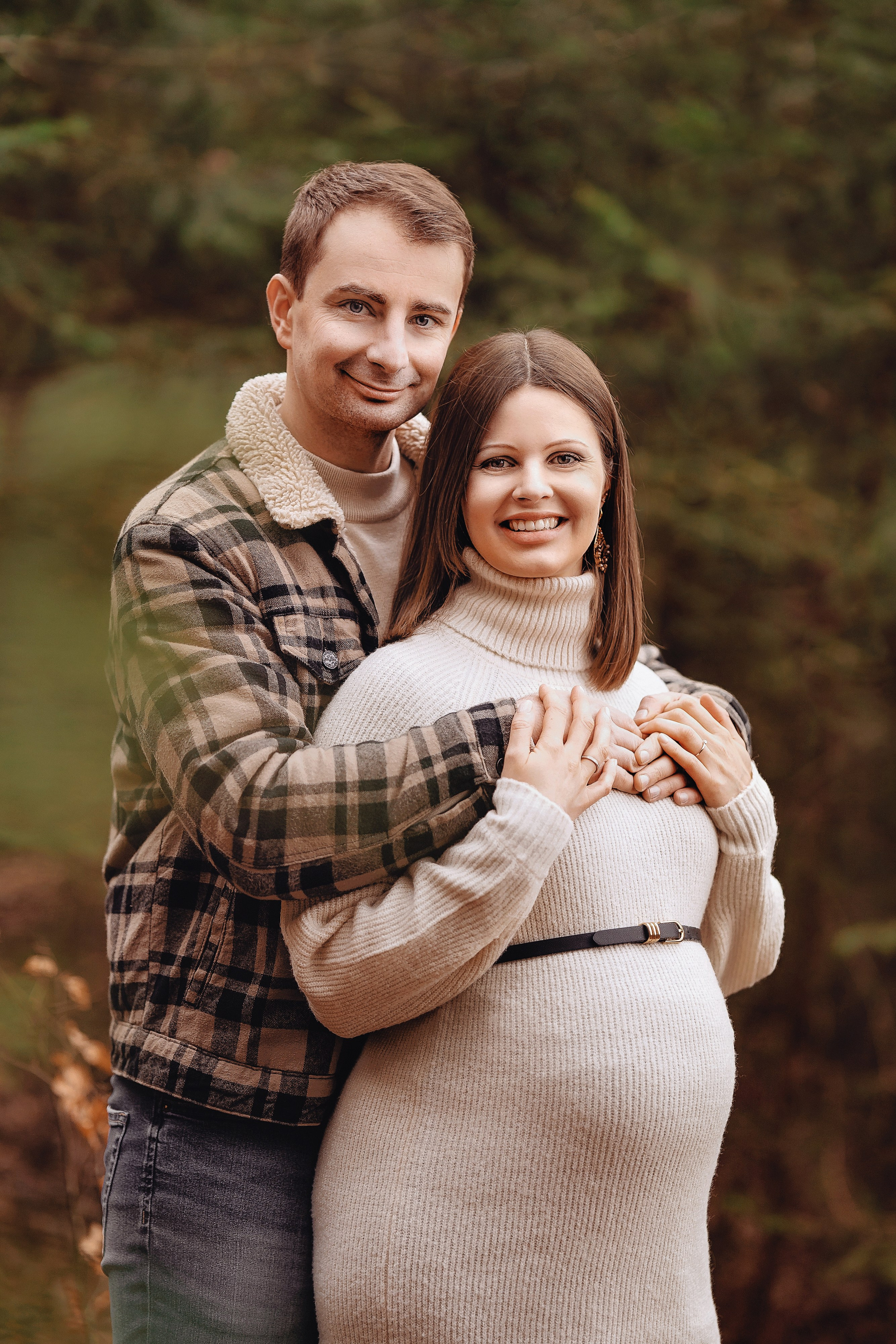 Babybauch im Wald. Portraitfotografie in Gründau Elena Ohnstedt