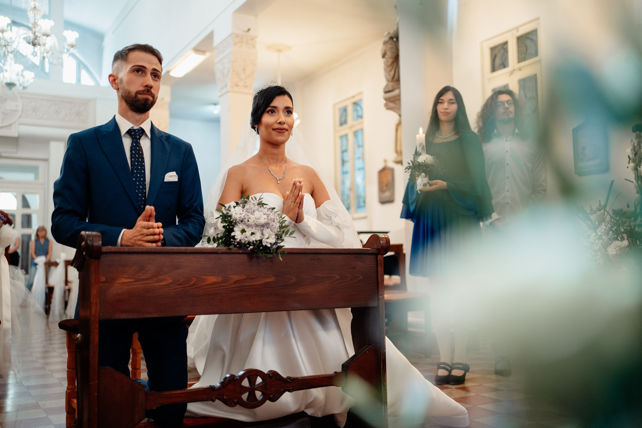 Moment emoționant între miri în ziua nunții, surprins într-un cadru natural și romantic, in Bucuresti. Fotografie de nuntă profesională, editată artistic pentru a evidenția emoția și eleganța evenimentului.