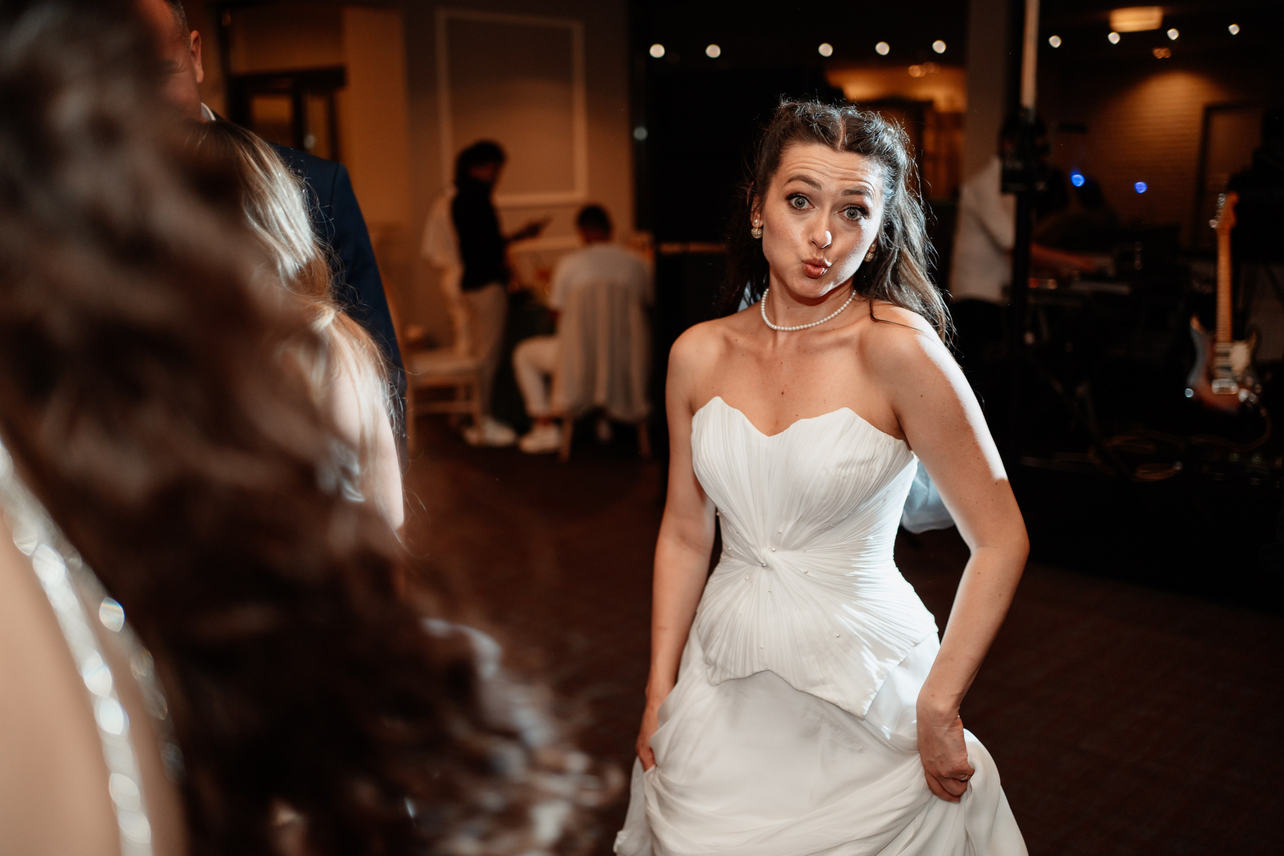 Moment emoționant între miri în ziua nunții, surprins într-un cadru natural și romantic, la Bokka Buftea. Fotografie de nuntă profesională, editată artistic pentru a evidenția emoția și eleganța evenimentului.