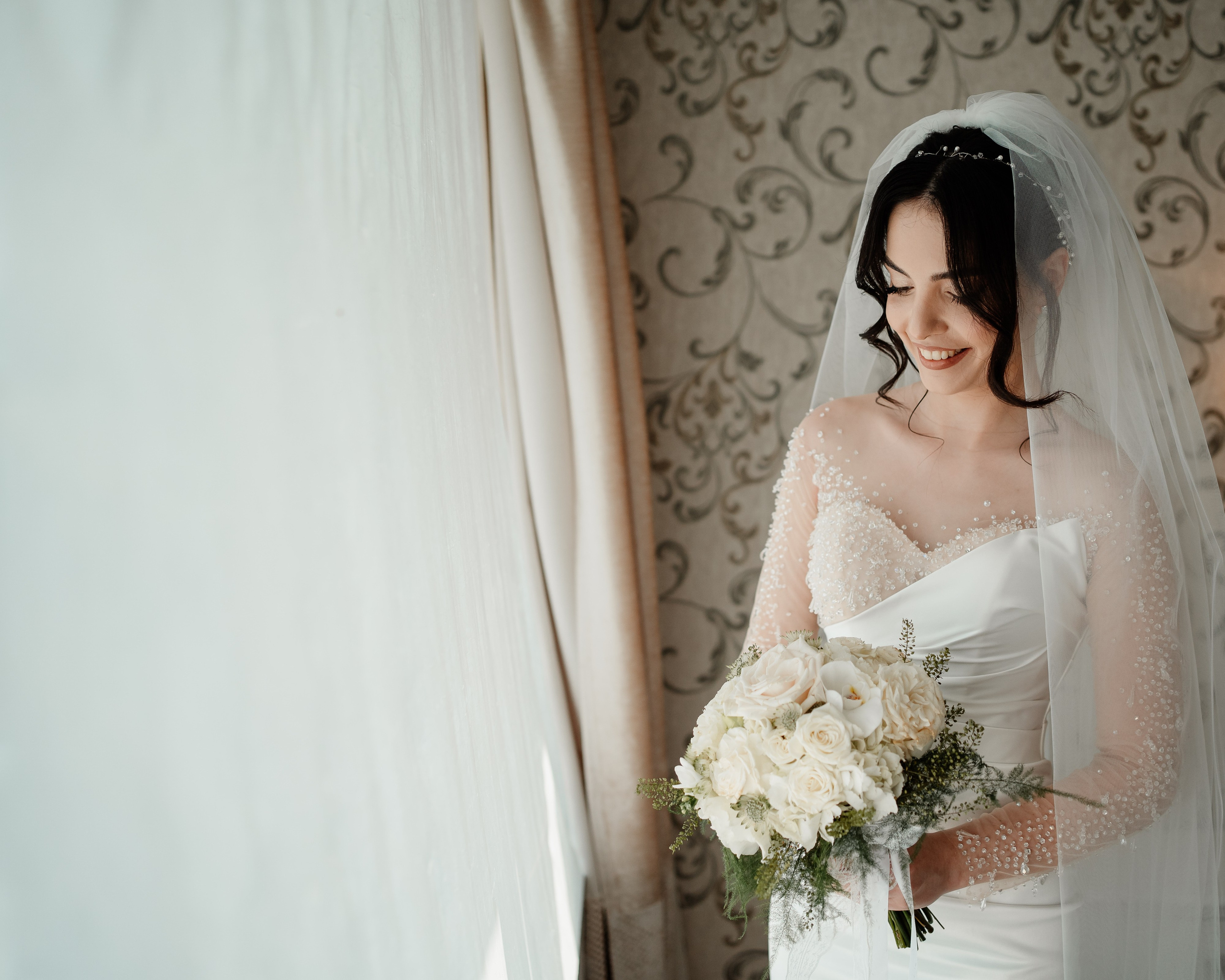 Moment emoționant între miri în ziua nunții, surprins într-un cadru natural și romantic, la Drobeta Turnu Severin. Fotografie de nuntă profesională, editată artistic pentru a evidenția emoția și eleganța evenimentului.