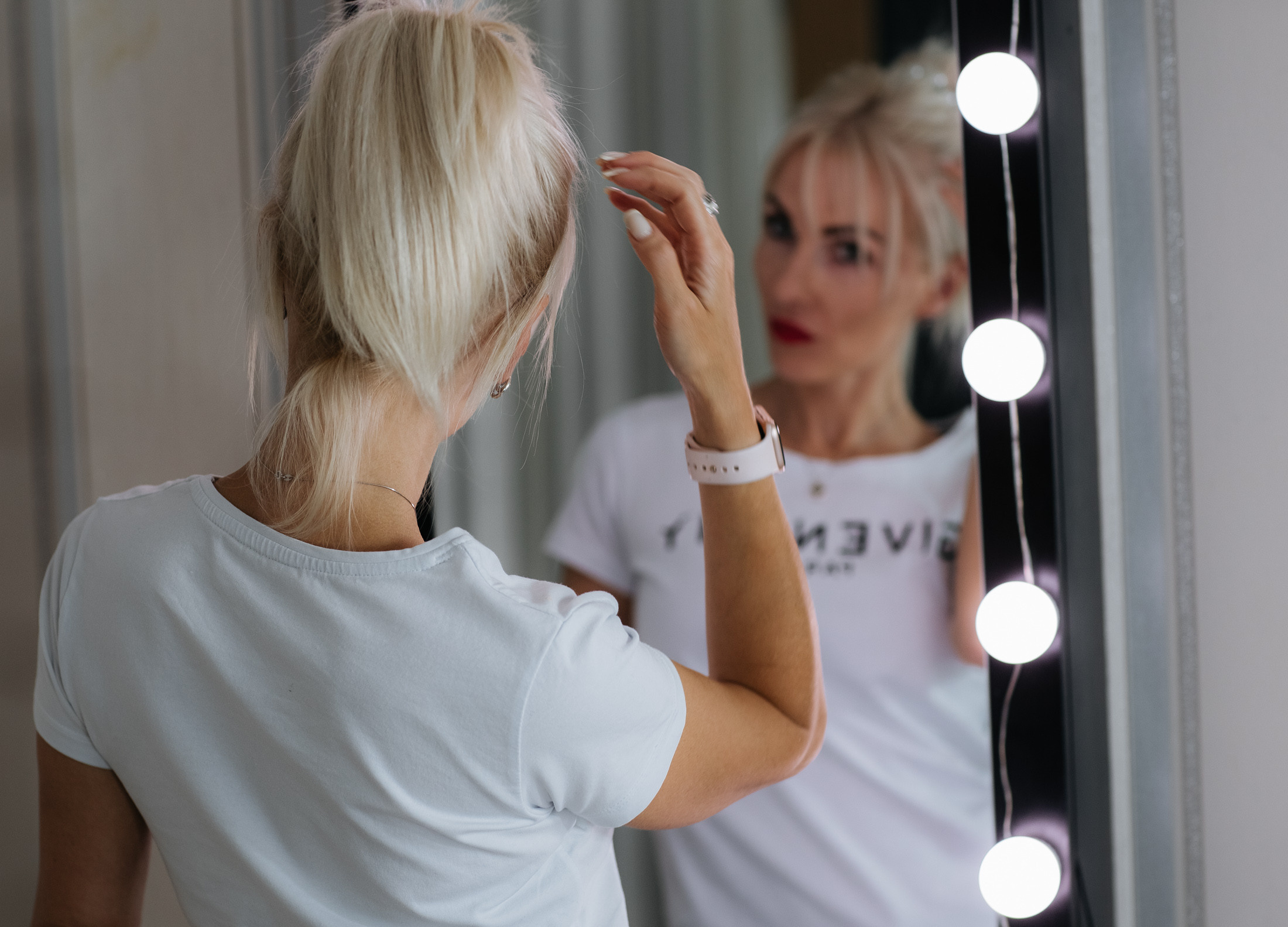 OXANA — H A I R D R E S S E R. Main