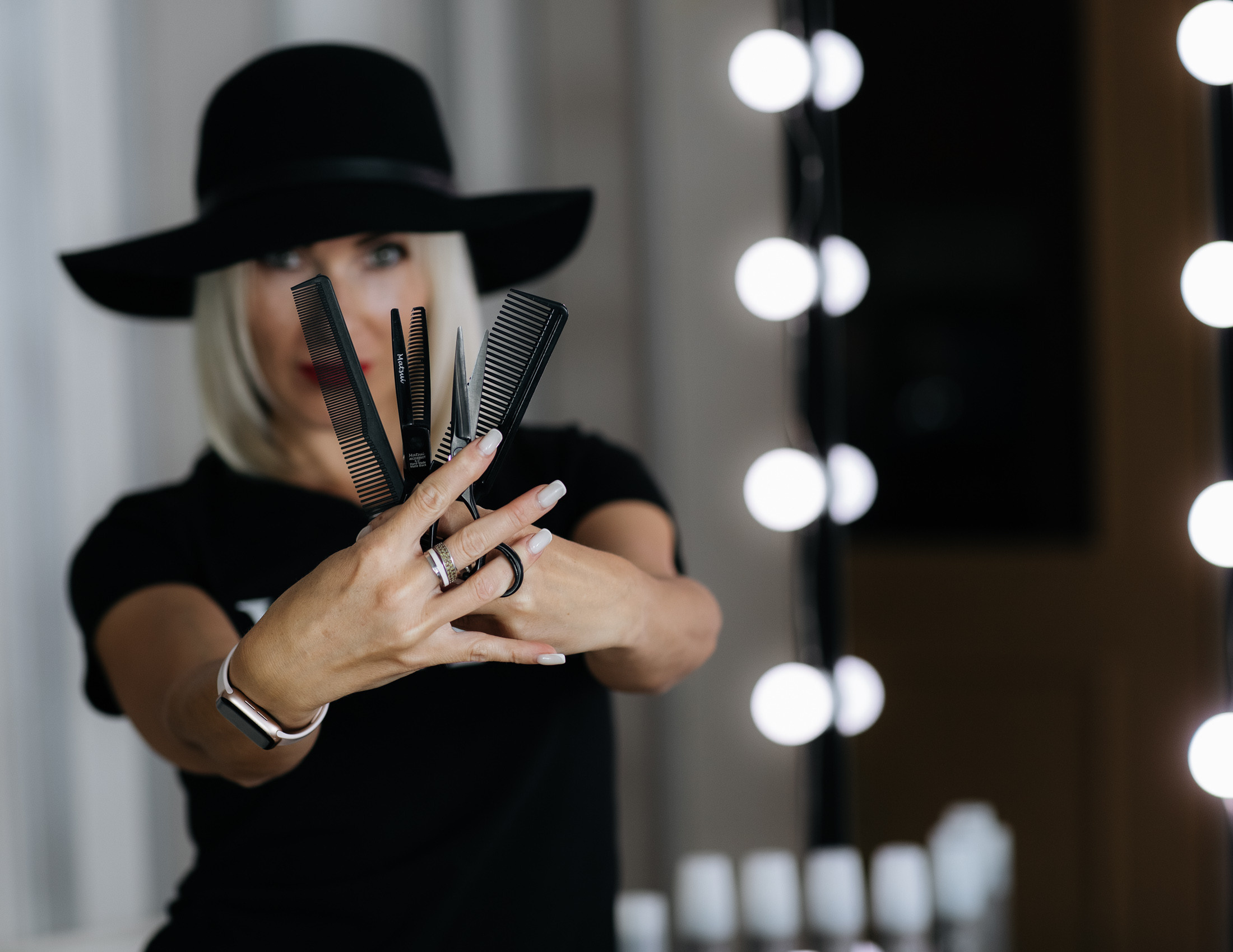 OXANA — H A I R D R E S S E R. Main