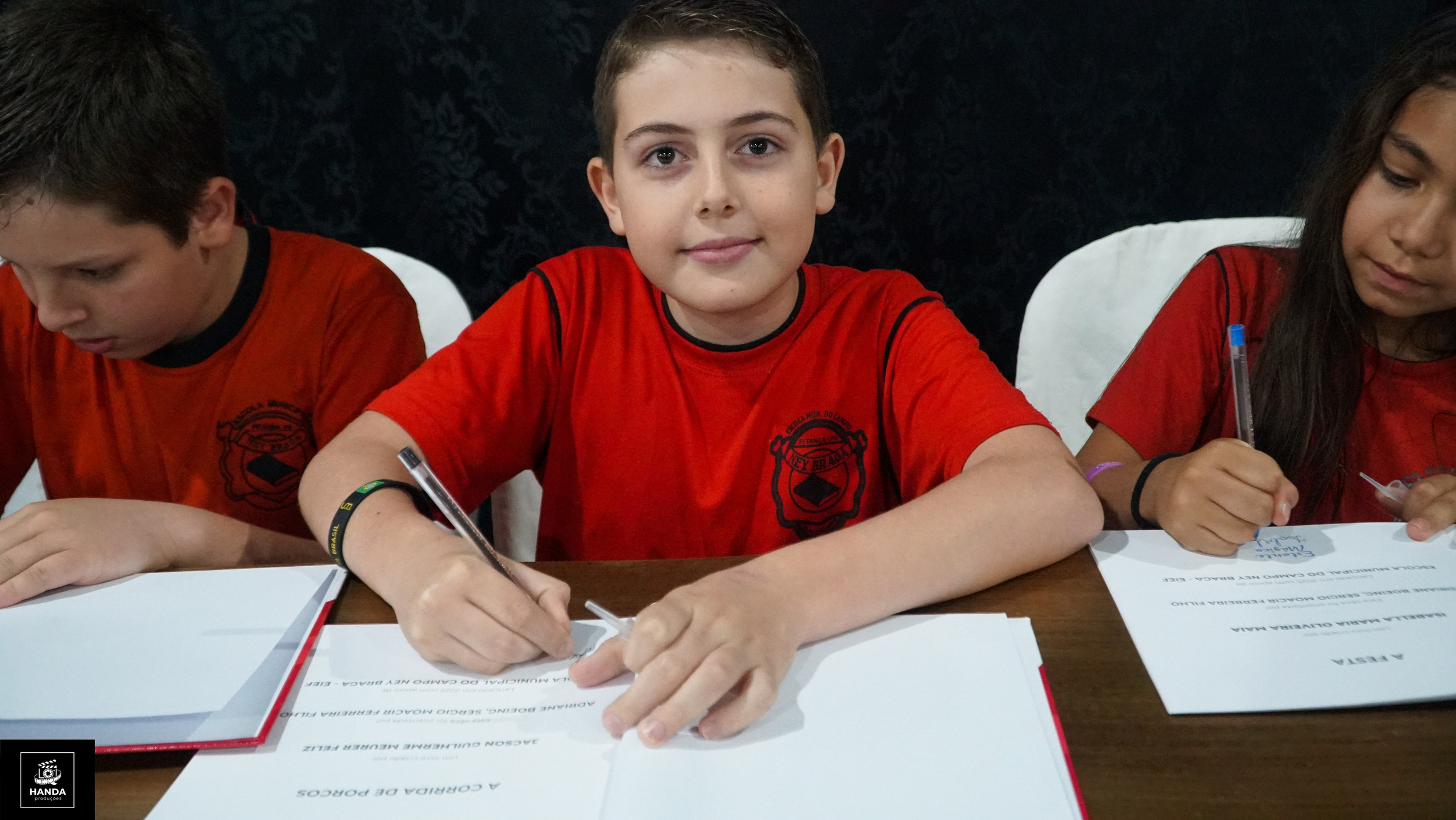 Noite autógrafos colégio Aurélio Buarque de Holanda. Handa Produções
