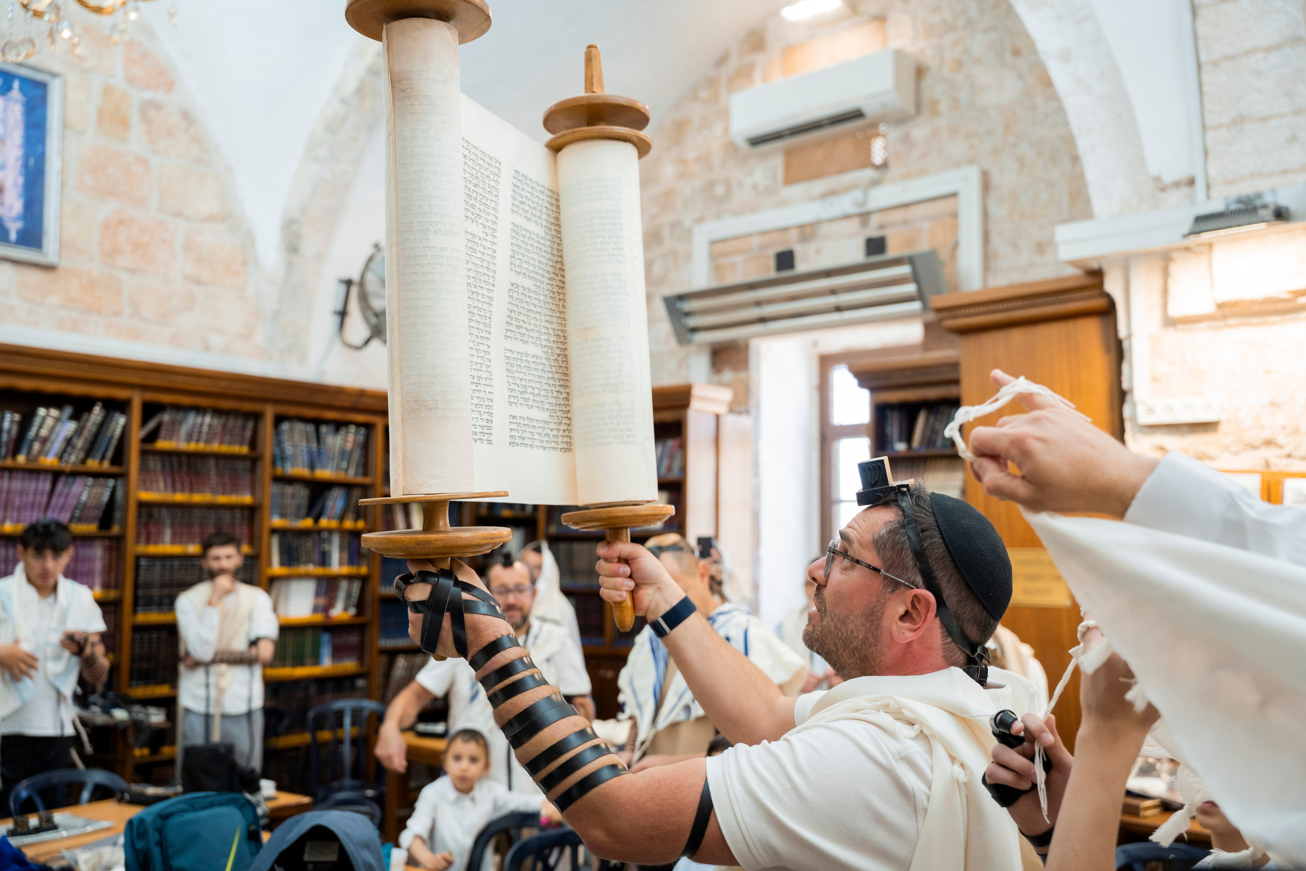 הנחת התפילין רפאל לוי. יוסף מזרחי צילום חתונה, ברית וזוגיות. צלם מקצועי שאוהב להוציא אתכם הכי יפים ברגעים הכי מרגשים