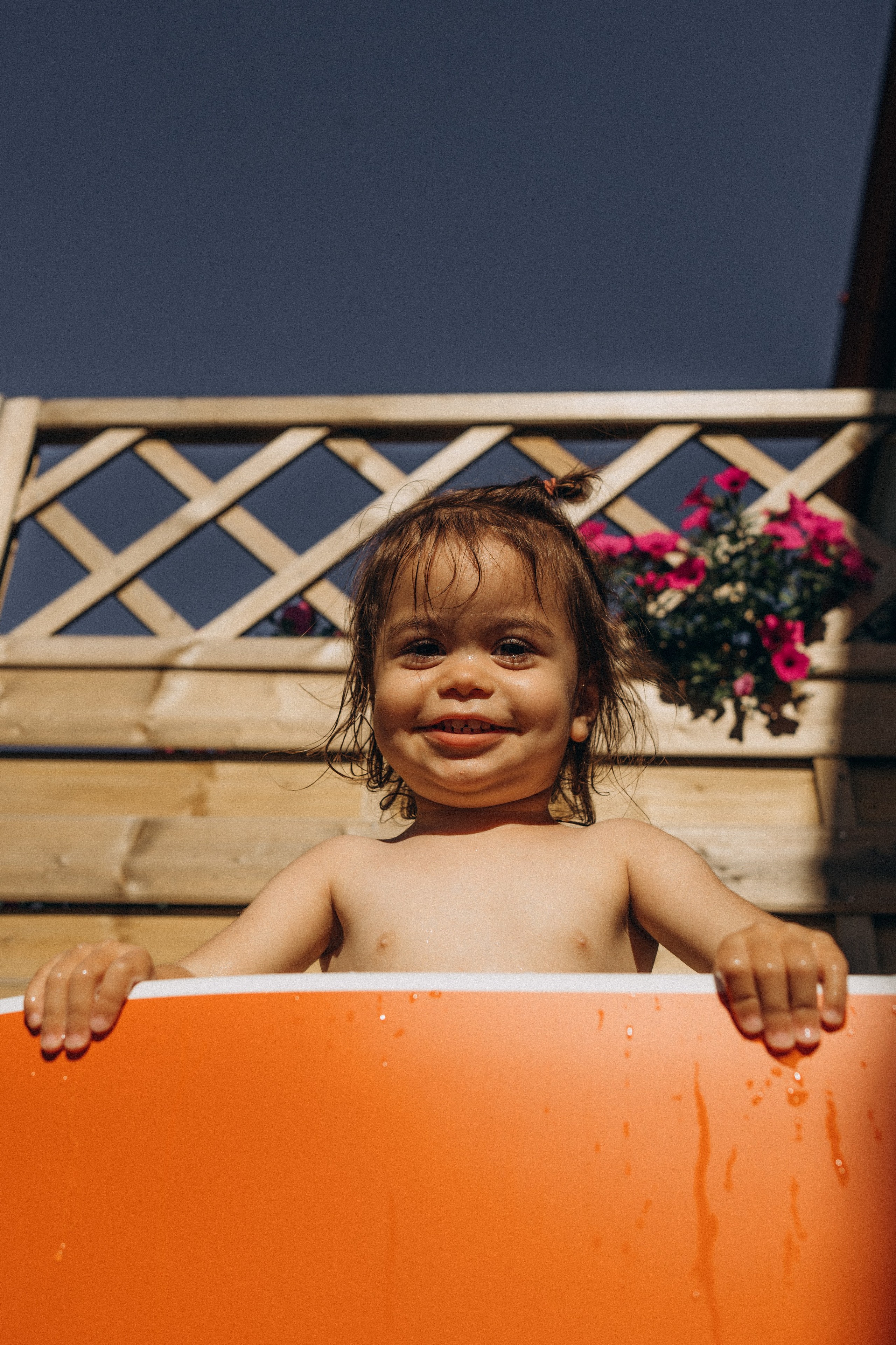 Spakly splashes. Family photographer in Helsinki, Victoria Guadagno