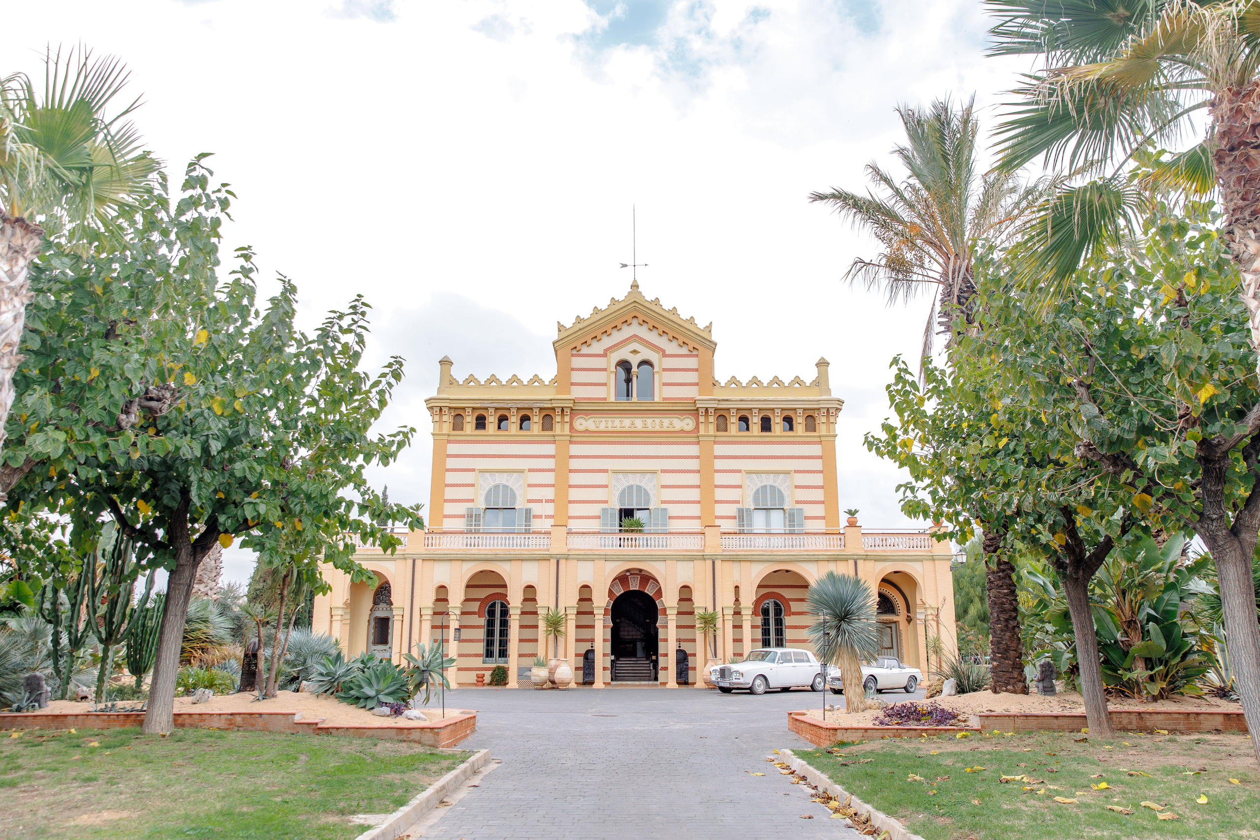Elegant wedding venue in Sitges, Barcelona, with iconic architecture and an amazing green garden for the wedding ceremony. 