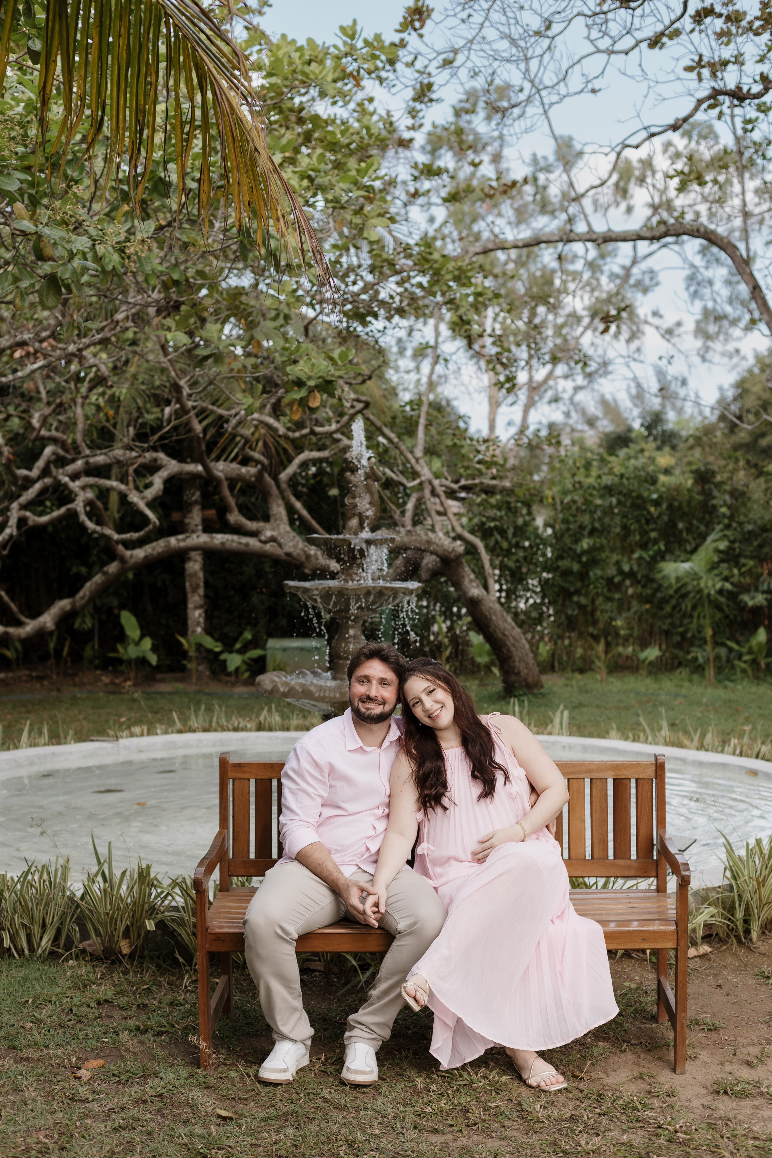 Foto de casal em momento descontraído em chá de bebê