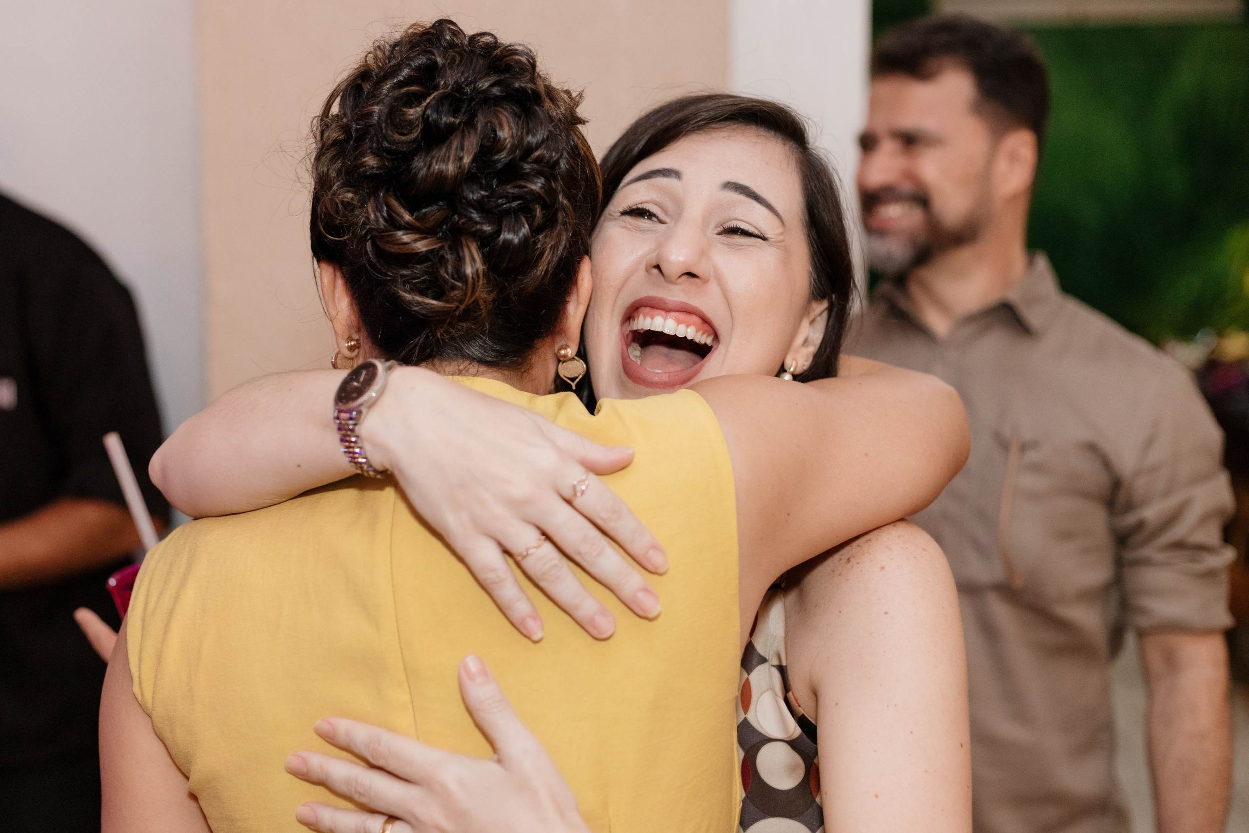 Fotografia espontânea de encontro e abraço em festa de 40 anos