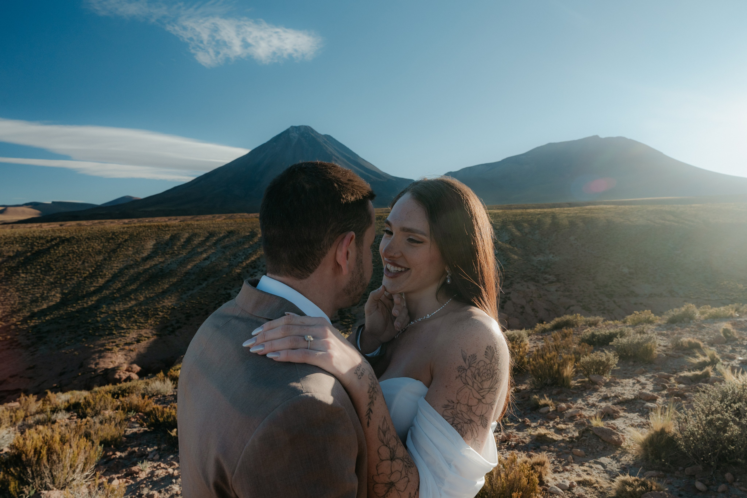 Pre-wedding no mirante do vulcão Licancabur. Photographer in San Pedro de Atacama