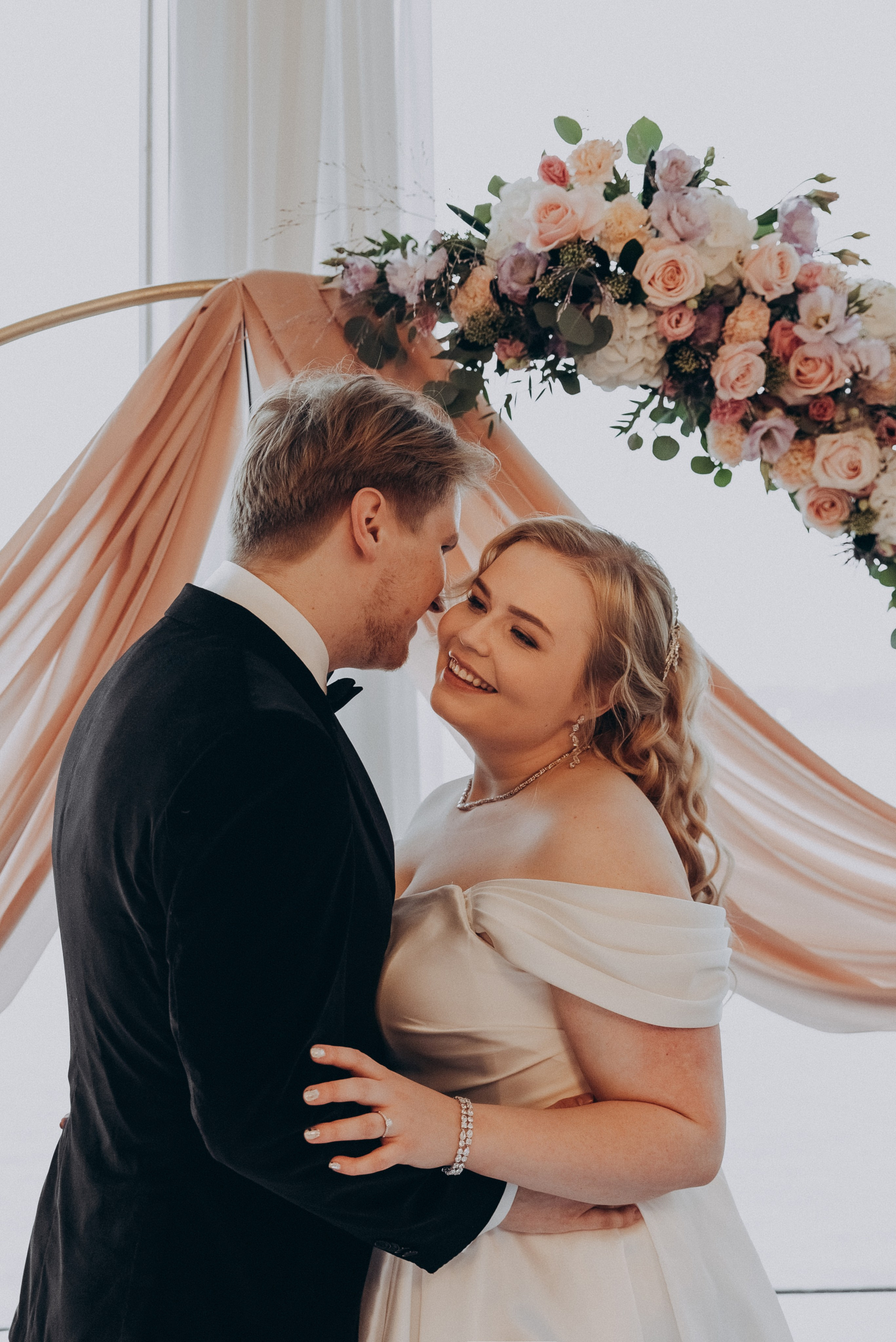 Индивидуальные и естественные свадебные портреты в столичном регионе Финляндии.