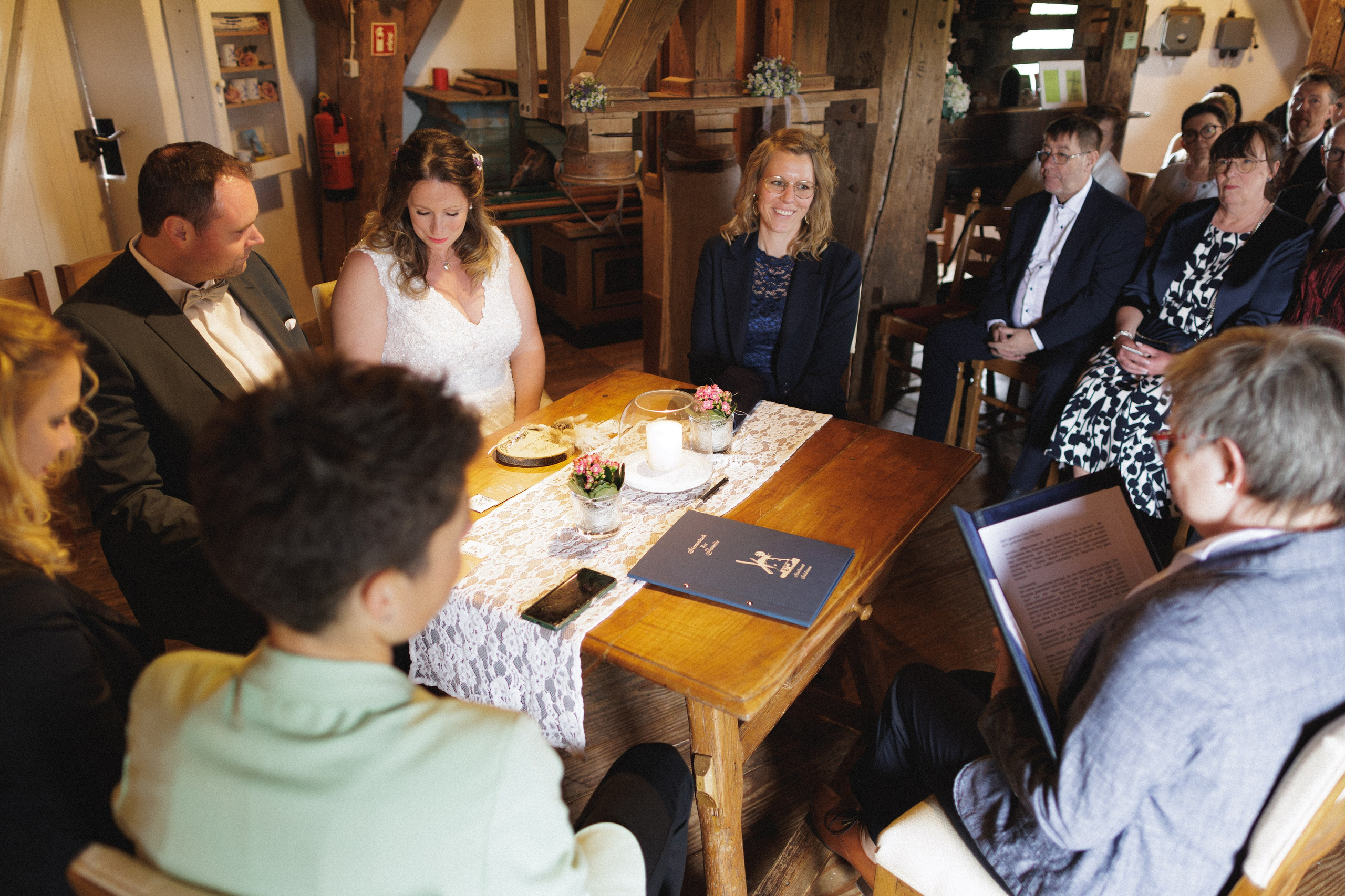 Hochzeitsfotografie an der Windmühle Eyendorf | Historische Romantik in Niedersachsen. Hochzeitsfotograf und Hochzeitsvideograf aus Hamburg | Roka21Film