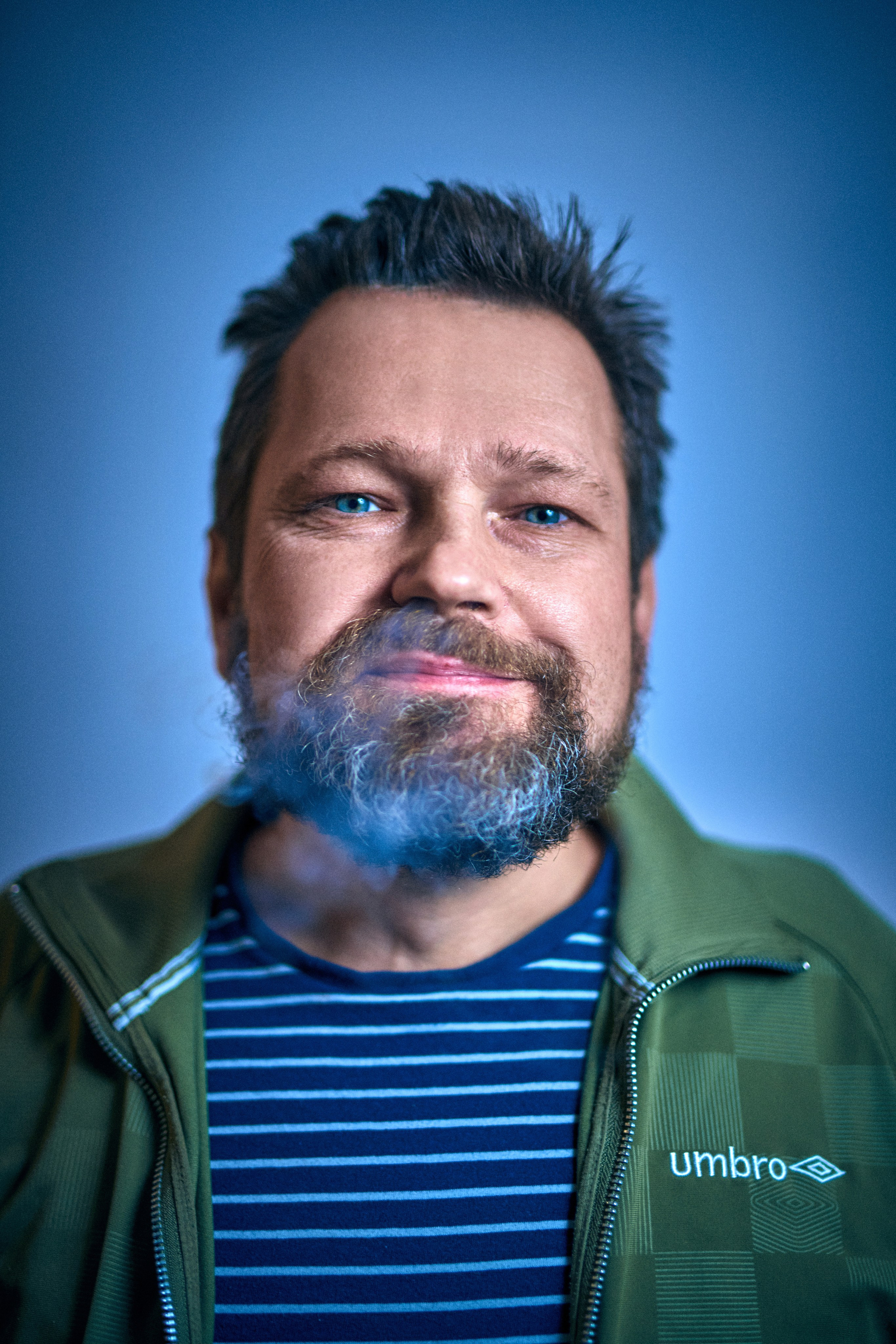 Portret męski charakterystyczny - Daniel niebieskooki smok - fotograf Andriej Szypiłow