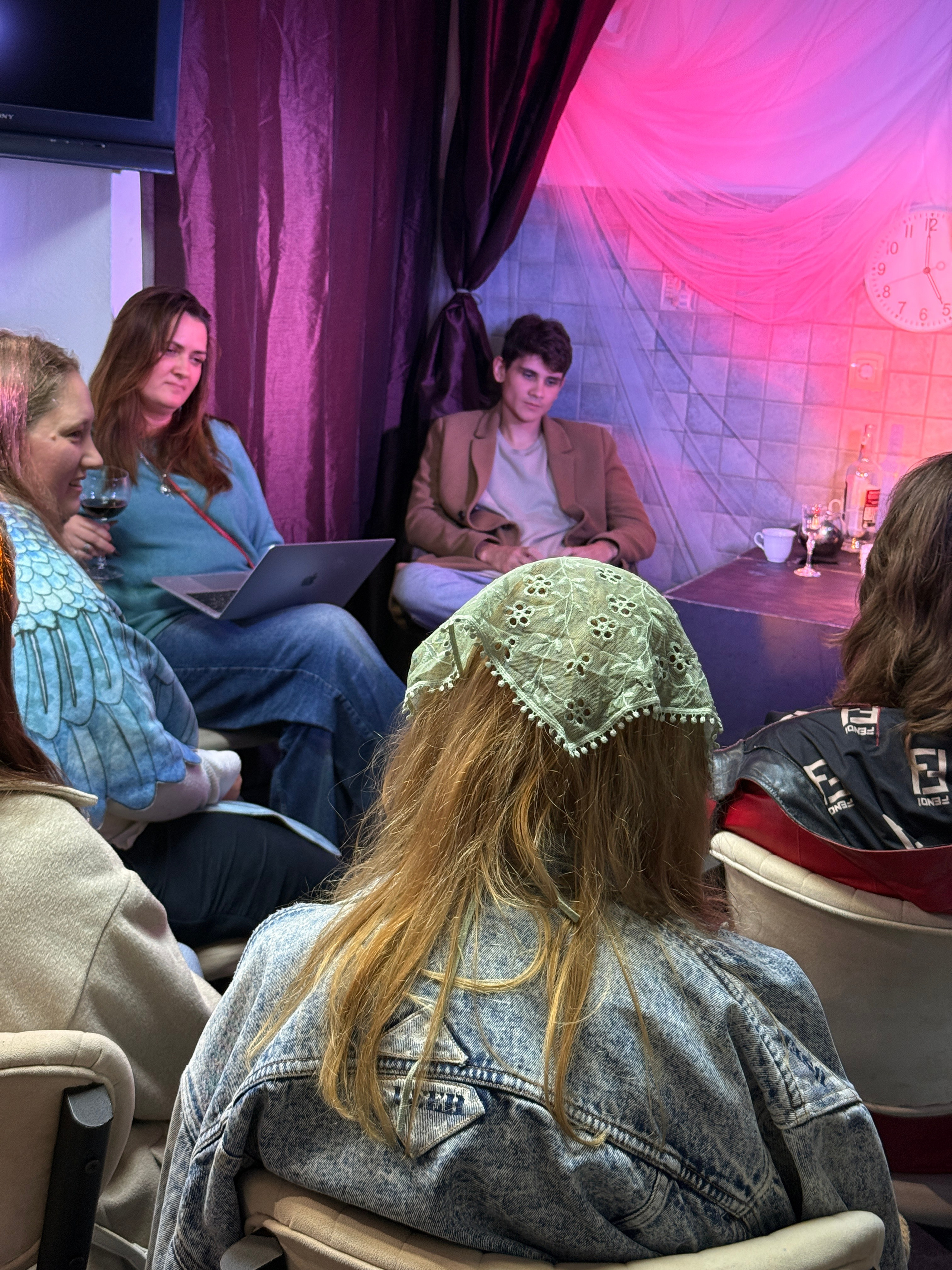 Фоторепортаж вистави у Будві. Портретний фотограф Альона Новгородцева