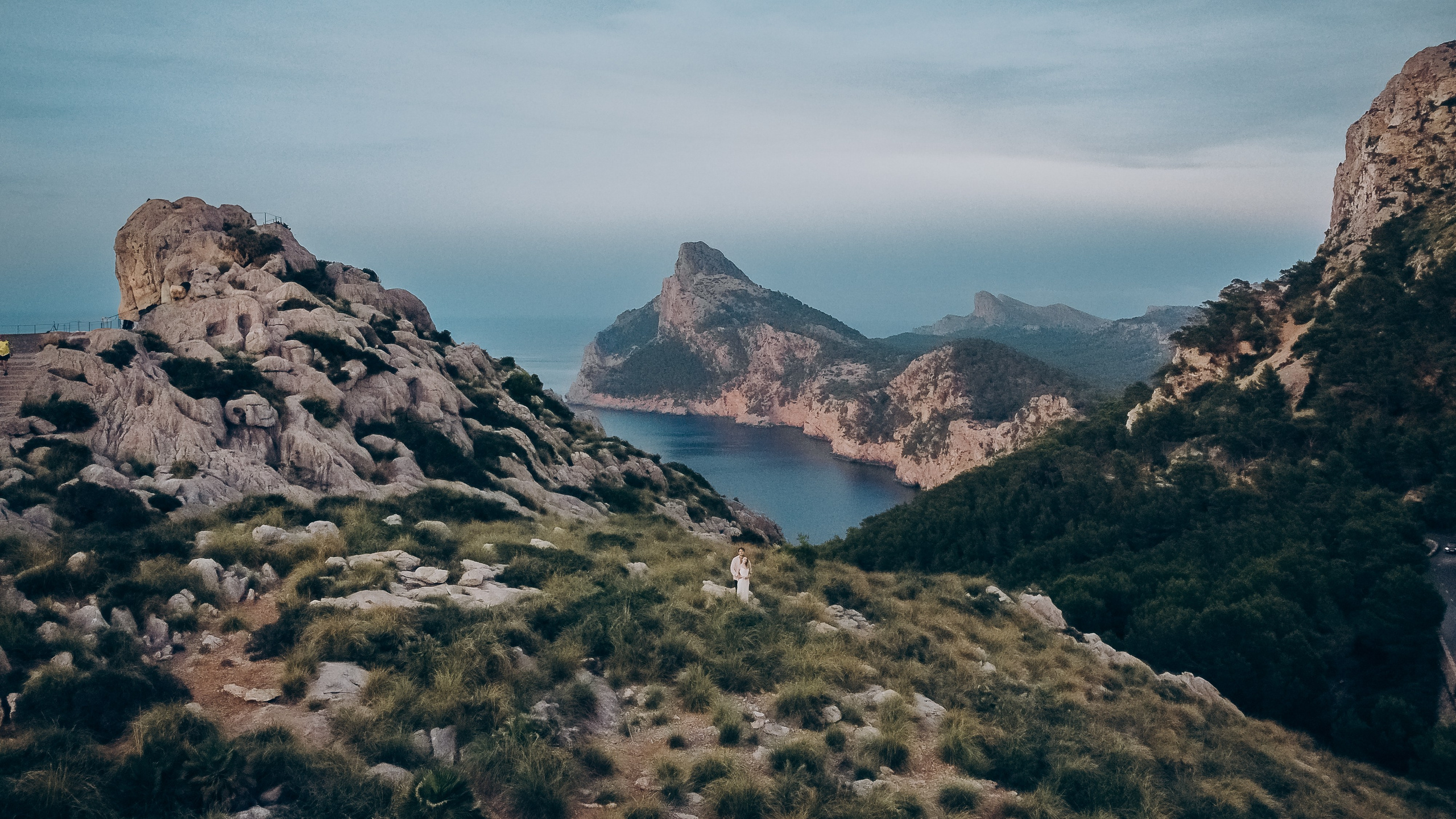 On top of the mountains and by the sea. Фотограф у Пальма де Майорка