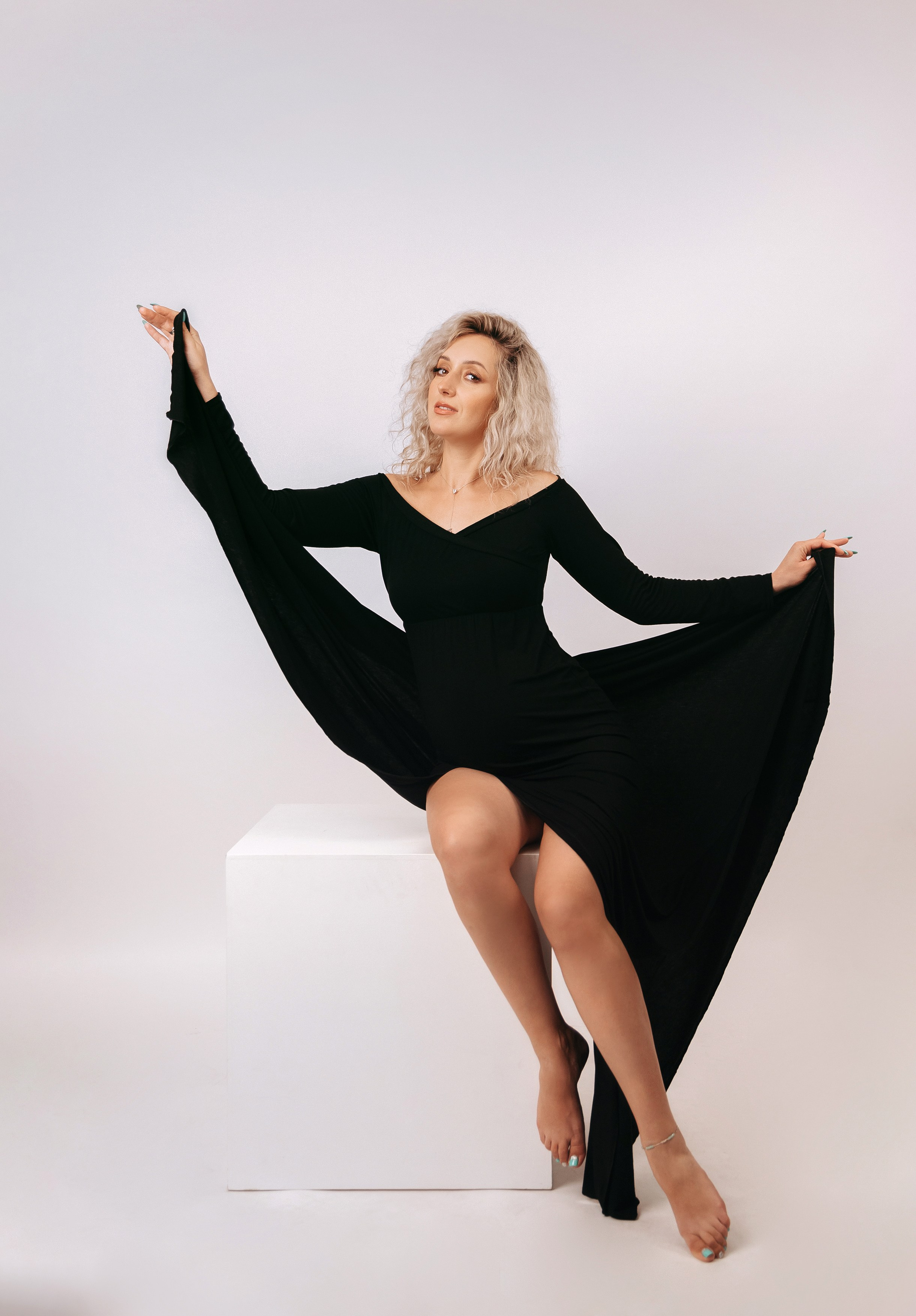 Studio pregnancy photoshooting for Alina and Michael. Home