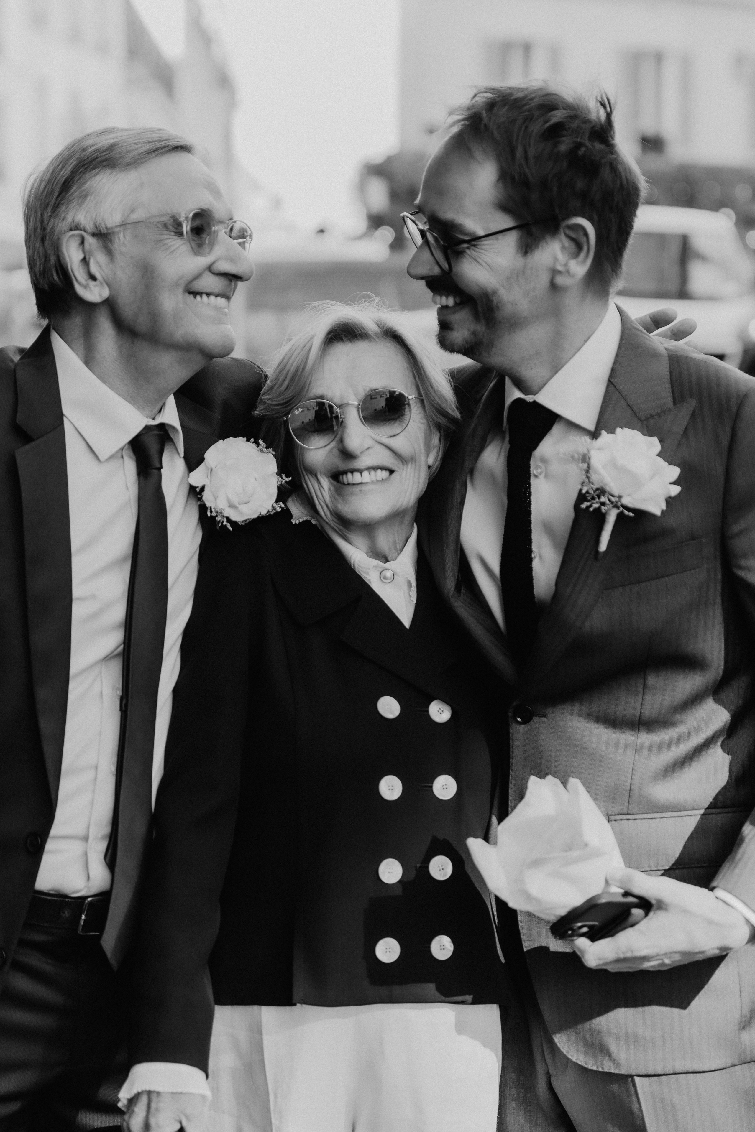 Suzi & Alex | Paris Wedding with a Vintage Car. Paris Wedding Photographer