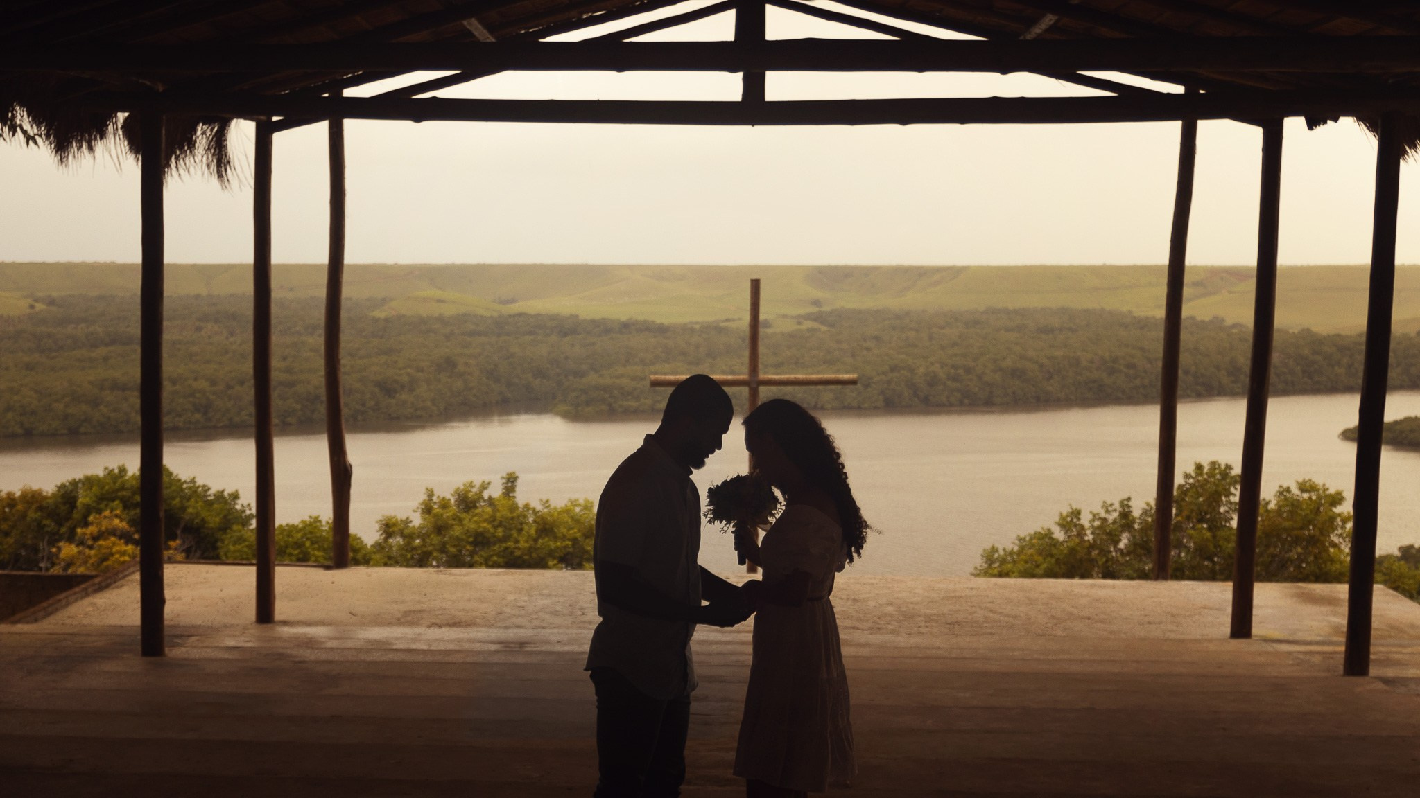 Ensaio de casal na praia, pedido de noivado, pedido de casamento - cerimônia - casamento diurno