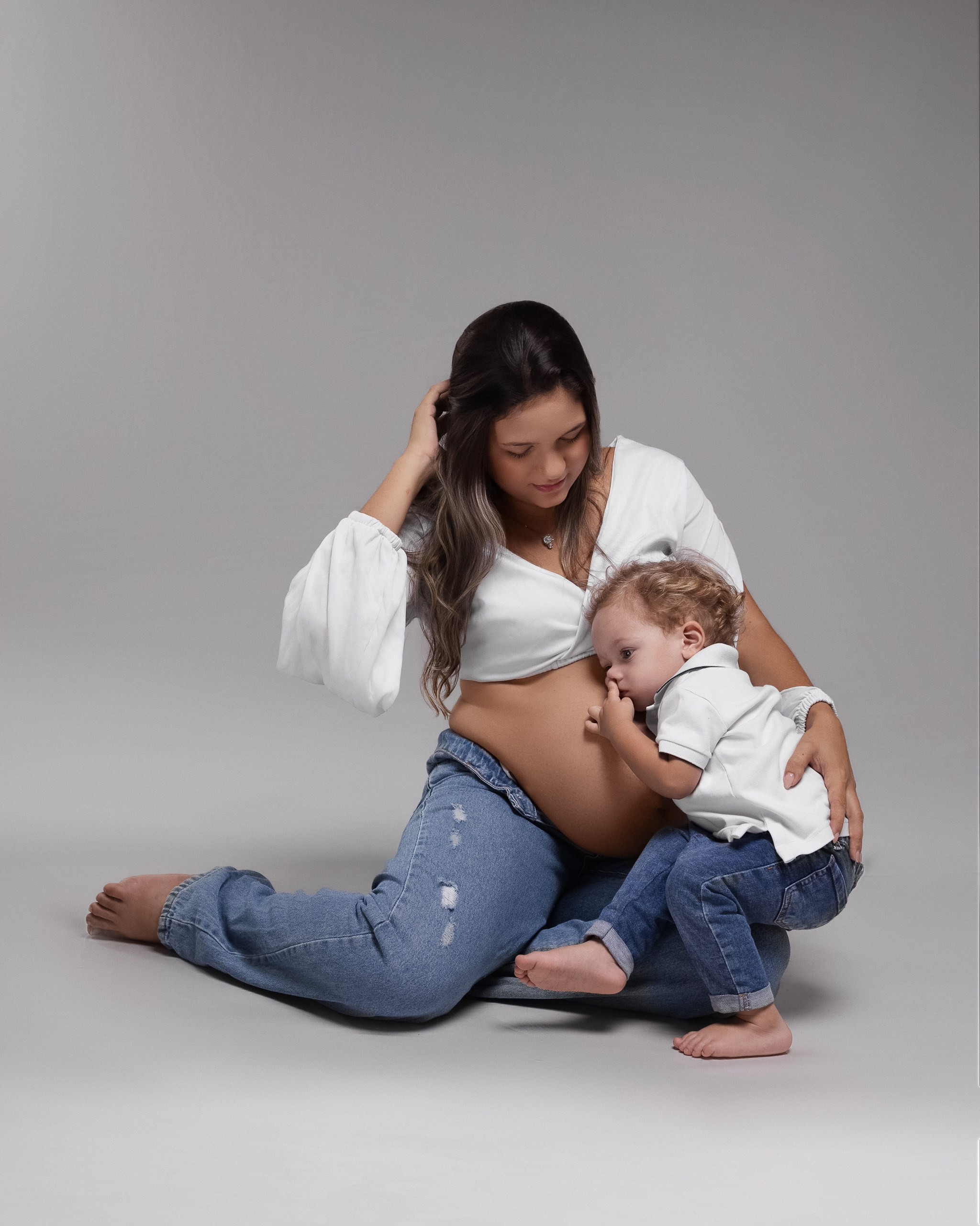 ensaio-gestante-leanny-estudio-sao-miguel-dos-campos-al-beijando-barriga-docemente-filho-feliz